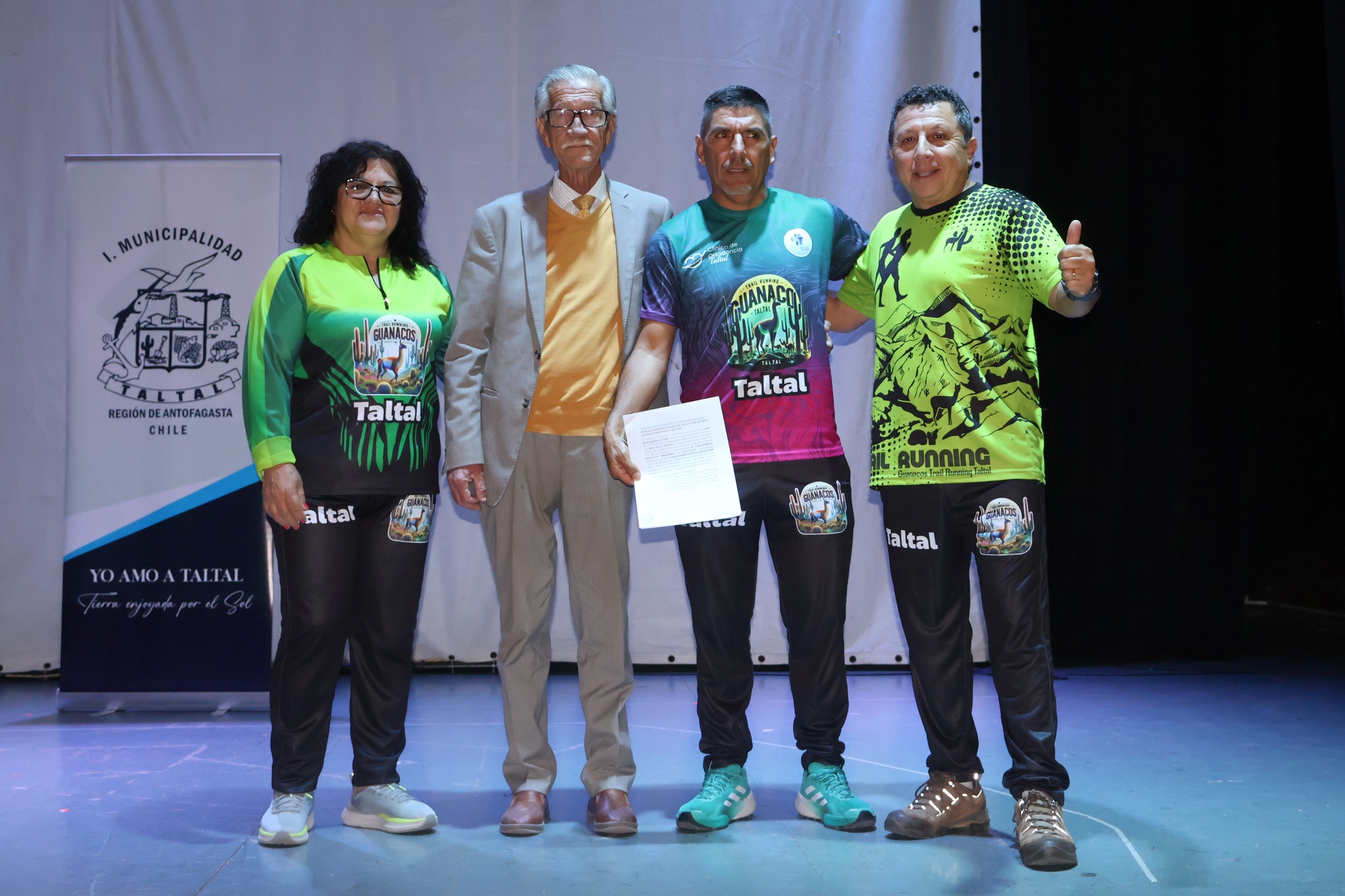 Alcalde de Taltal junto al Club Deportivo Guanacos Trail Running recibiendo subvención municipal 2025.