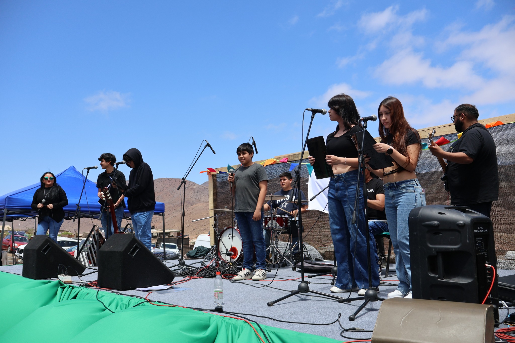 Jóvenes músicos de Taltal se presentan en el escenario de la feria costumbrista Los Loros 2025.