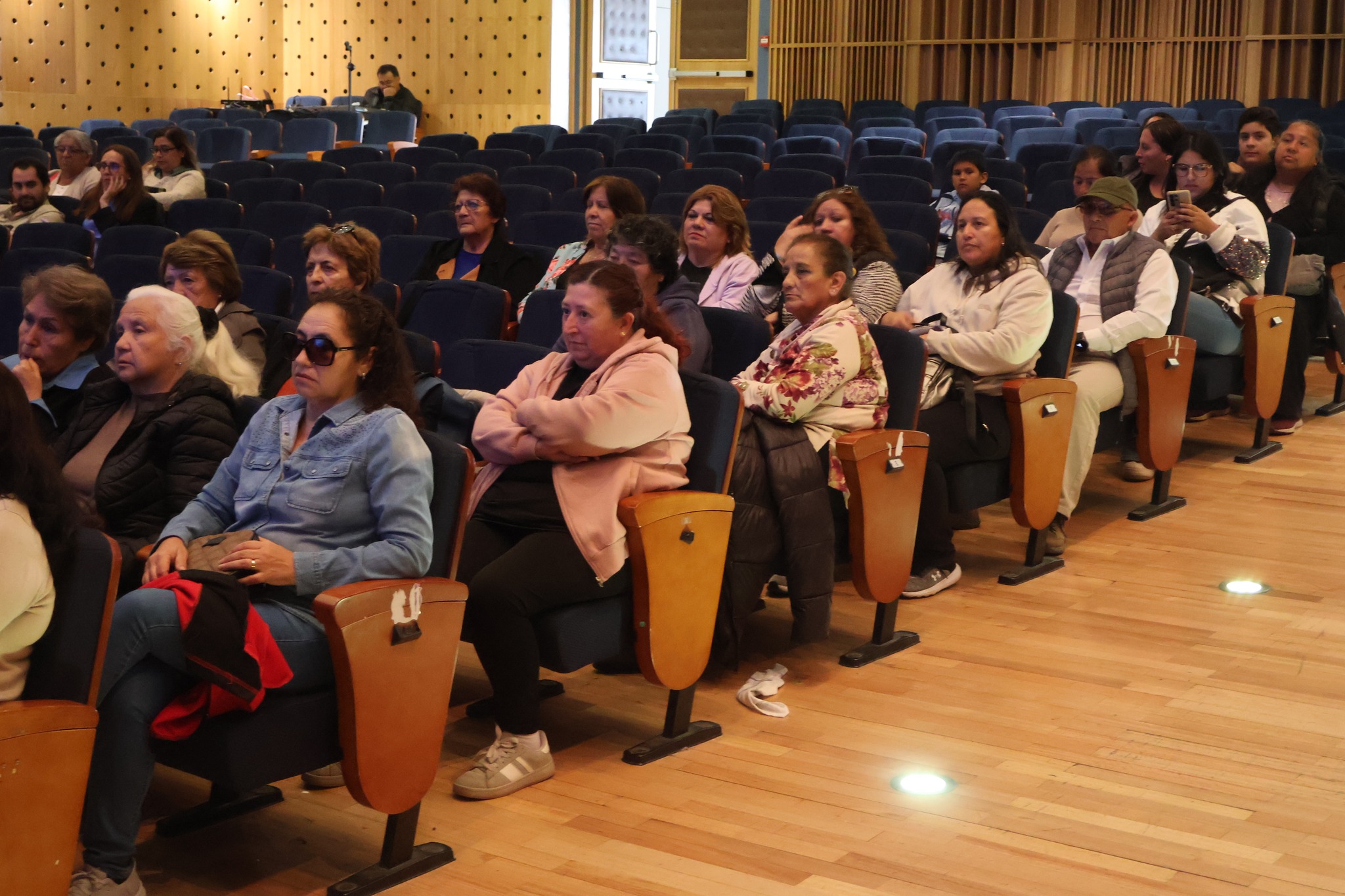 Público asistente en el Centro Cultural de Taltal durante el acto de subvenciones municipales.