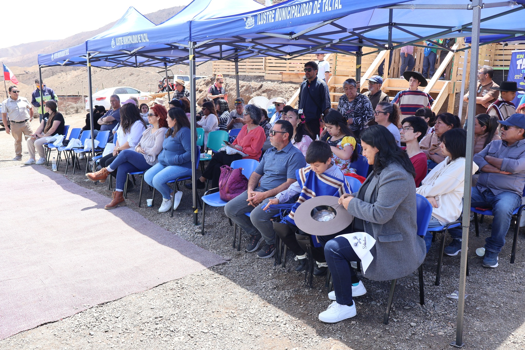 Vecinos y visitantes disfrutan de las actividades bajo los toldos municipales durante la feria costumbrista.
