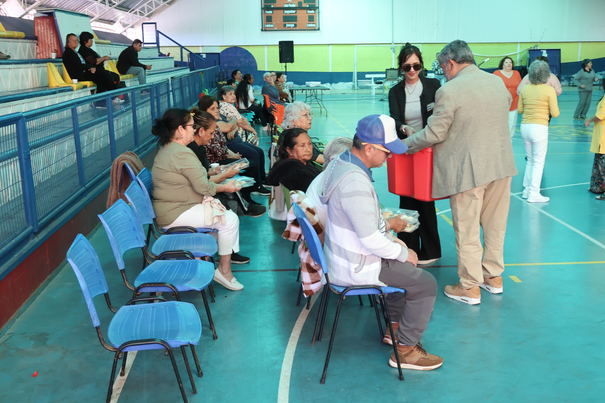 Vecinos y vecinas de Taltal participan de la jornada del Mes del Adulto Mayor 2025 organizada por el municipio.