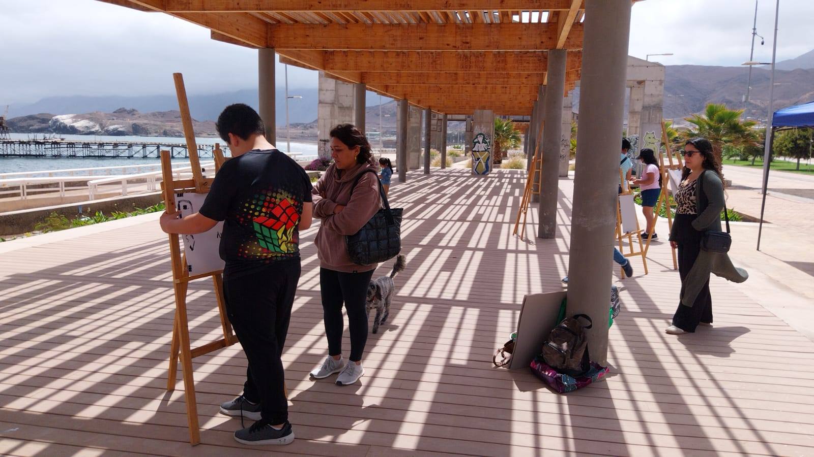 Familias taltalinas participan en jornada inclusiva de pintura bajo la pérgola del Parque Urbano.