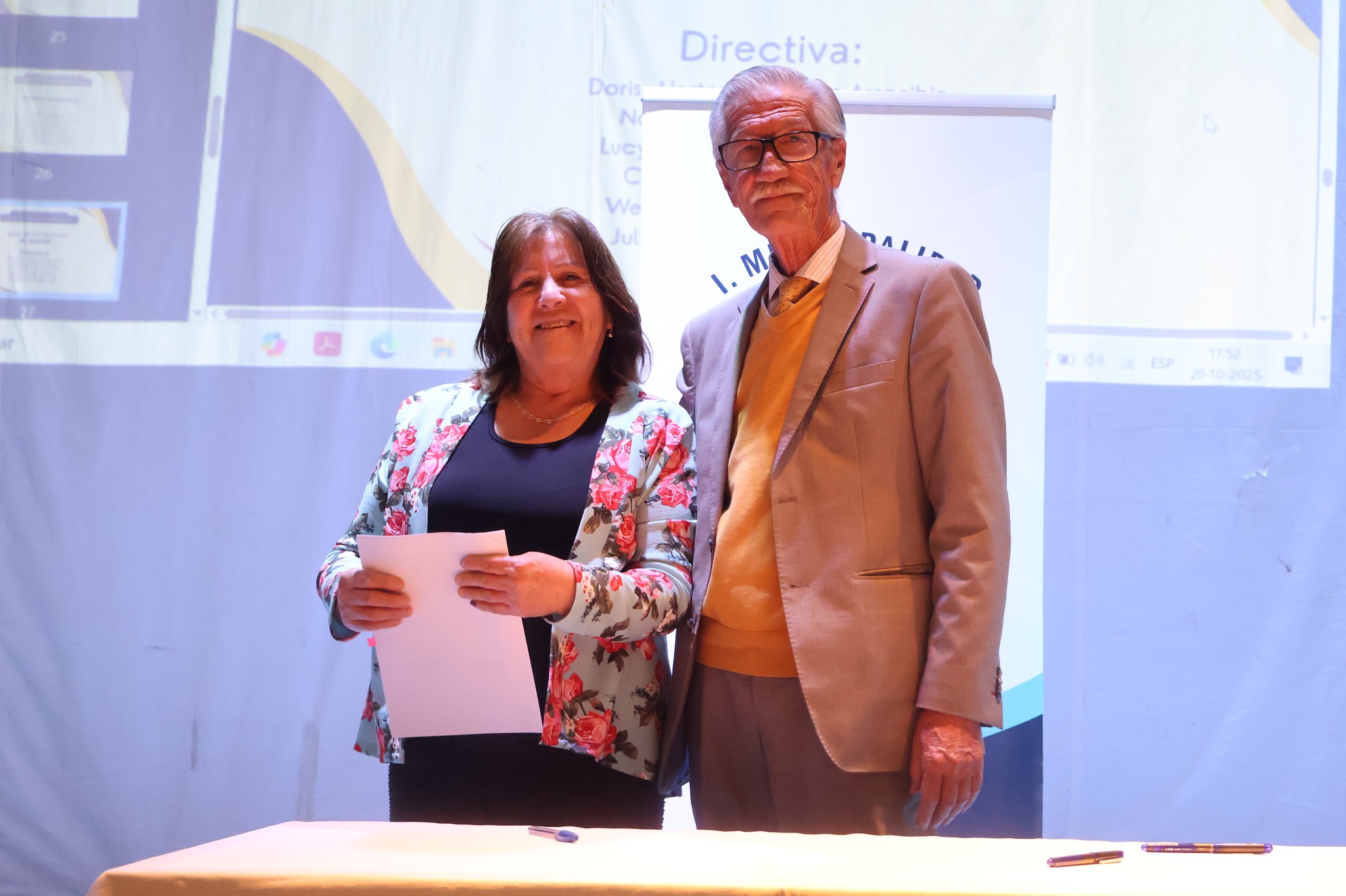 Representante de agrupación social recibe cheque de Fondos Concursables Municipales 2025 en Taltal.