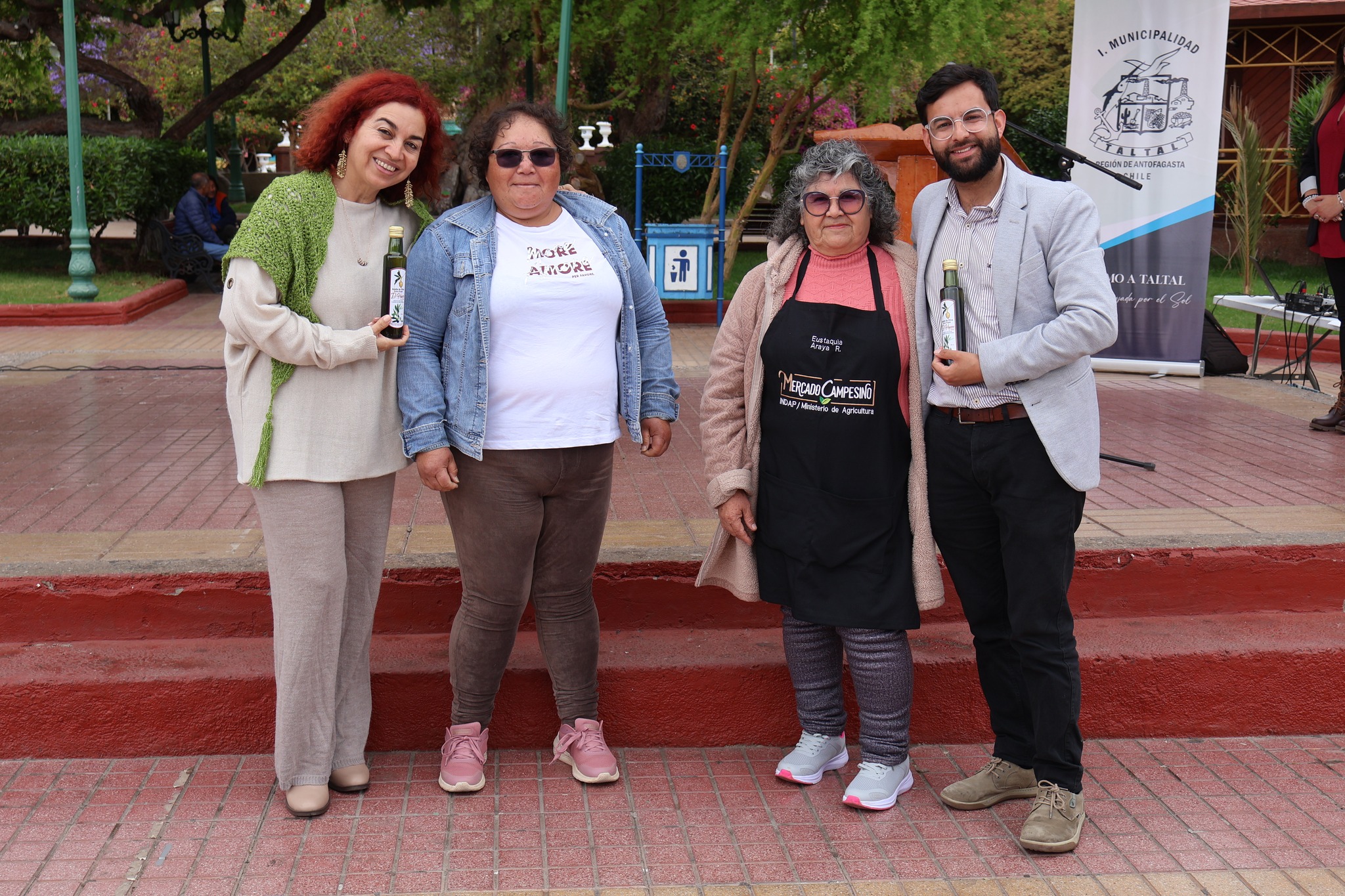 Autoridades regionales y representantes de la Cooperativa El Hueso reciben reconocimiento en la Semana de las MiPymes y Cooperativas 2025 en Taltal.