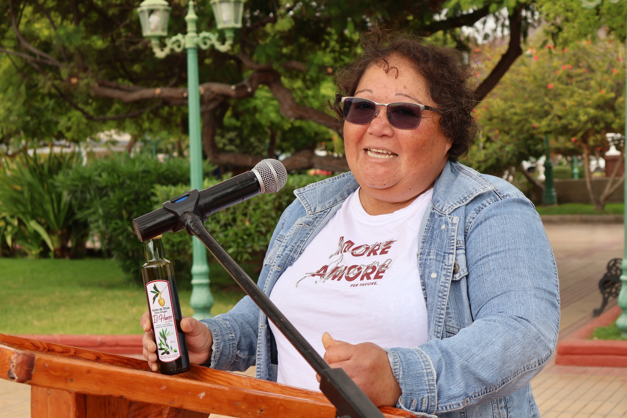 Representante de la Cooperativa El Hueso, Ana Alanís, destaca la producción local de aceite de oliva durante su intervención en la Semana de las MiPymes en Taltal.