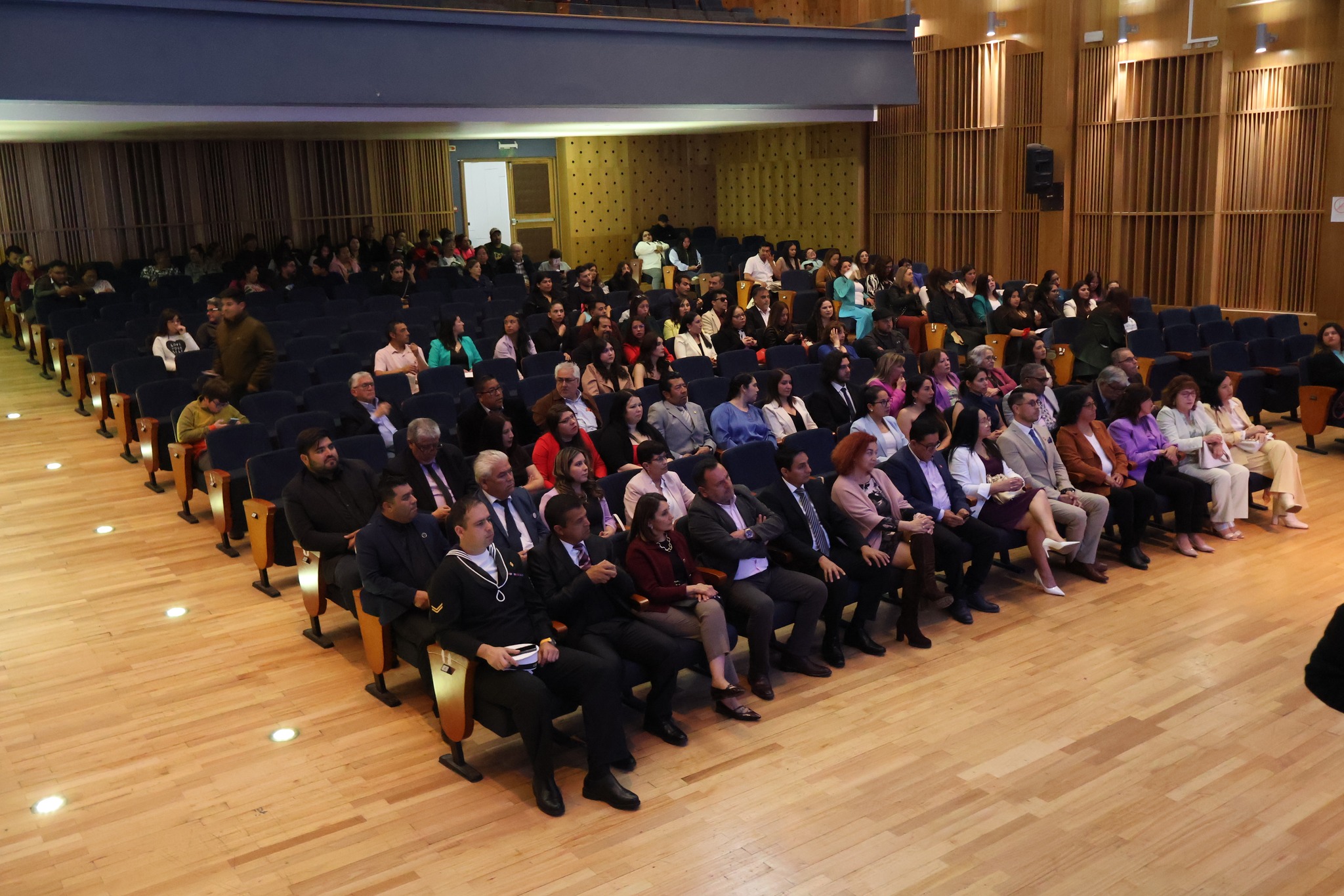 Vista general del público asistente al acto del Día del Profesor y la Profesora 2025 en el Teatro Comunal de Taltal.