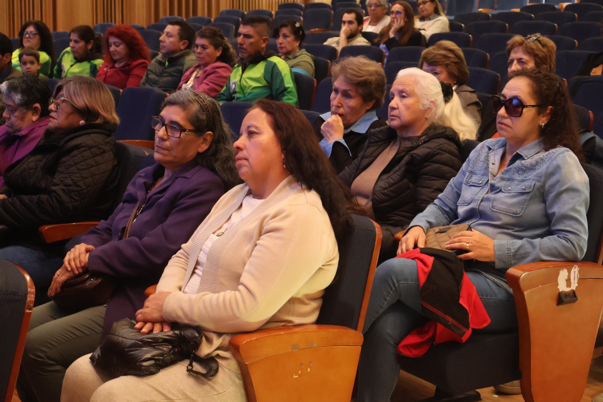 Vecinas y vecinos participan en la ceremonia de entrega de subvenciones municipales 2025.