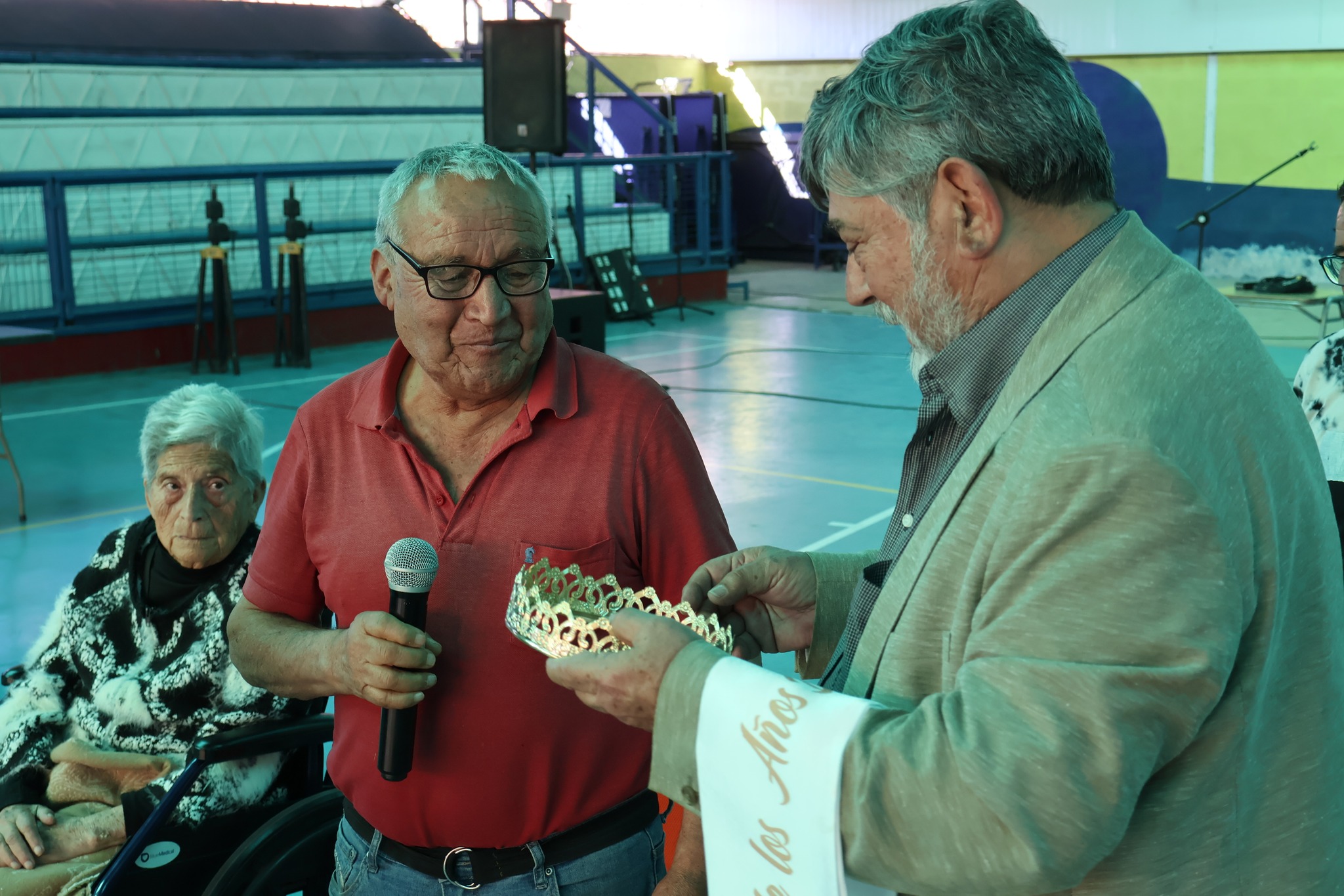 Rey y Reina del Adulto Mayor 2025 durante la ceremonia de coronación en Taltal.