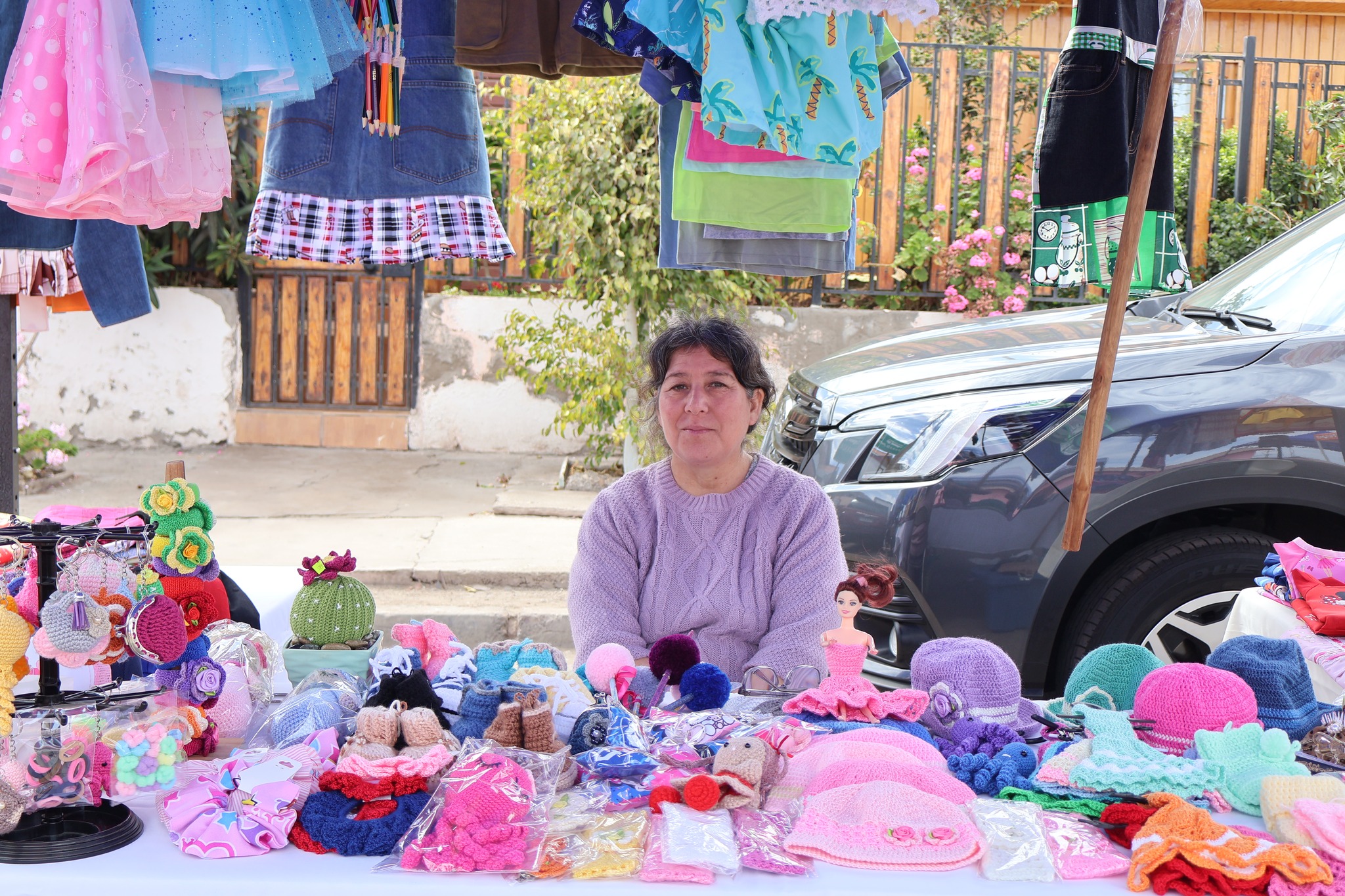 Emprendedora taltalina muestra productos tejidos y accesorios hechos a mano en la feria local.