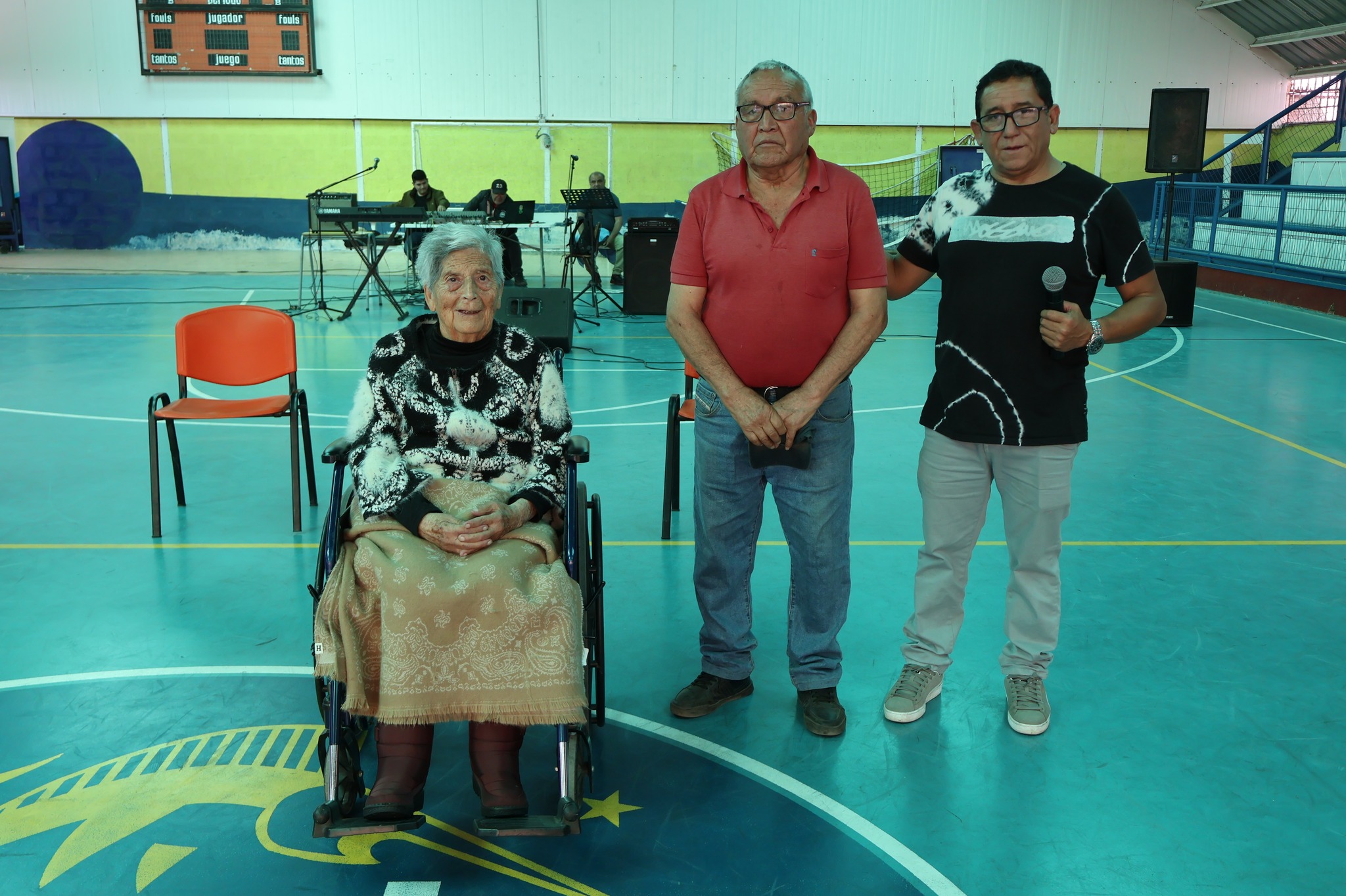 Homenaje a adultos mayores taltalinos en el marco del Mes del Adulto Mayor, con participación de autoridades locales.