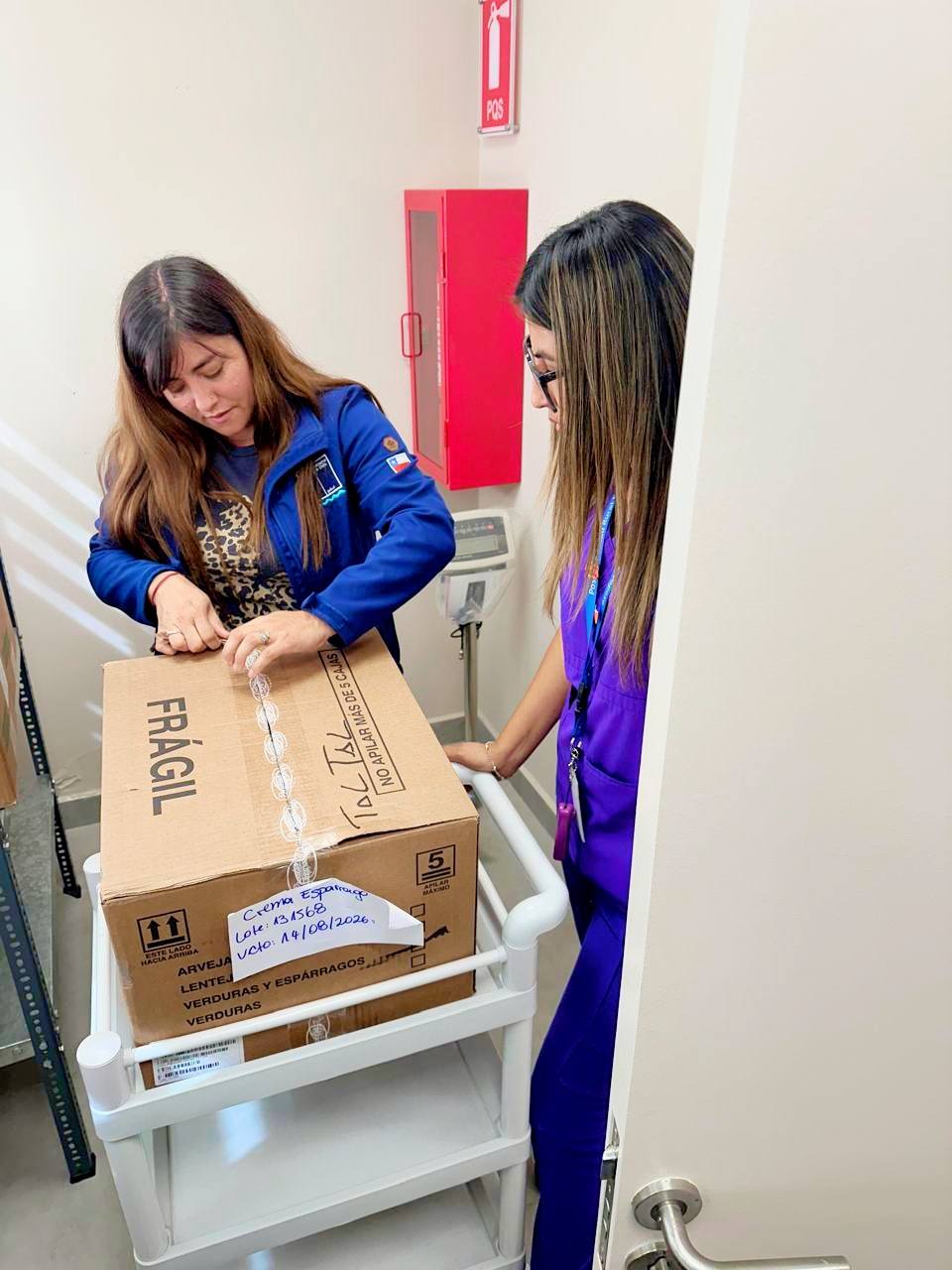 Funcionarias de salud revisan cajas con alimentos del Programa Nacional de Alimentación Complementaria en la Posta Rural de Paposo.*