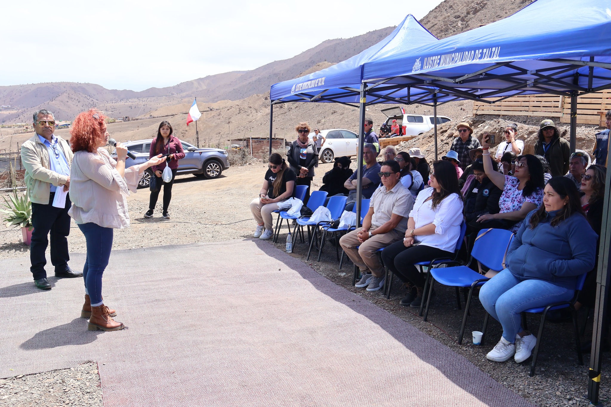 Administradora municipal Marlene Sánchez entrega palabras al público junto a autoridades en la feria costumbrista de Los Loros