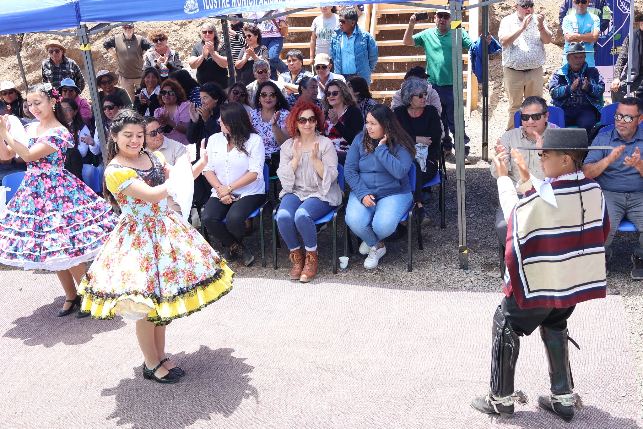 Pareja de jóvenes baila cueca ante el público durante la feria costumbrista y cultural en Los Loros.