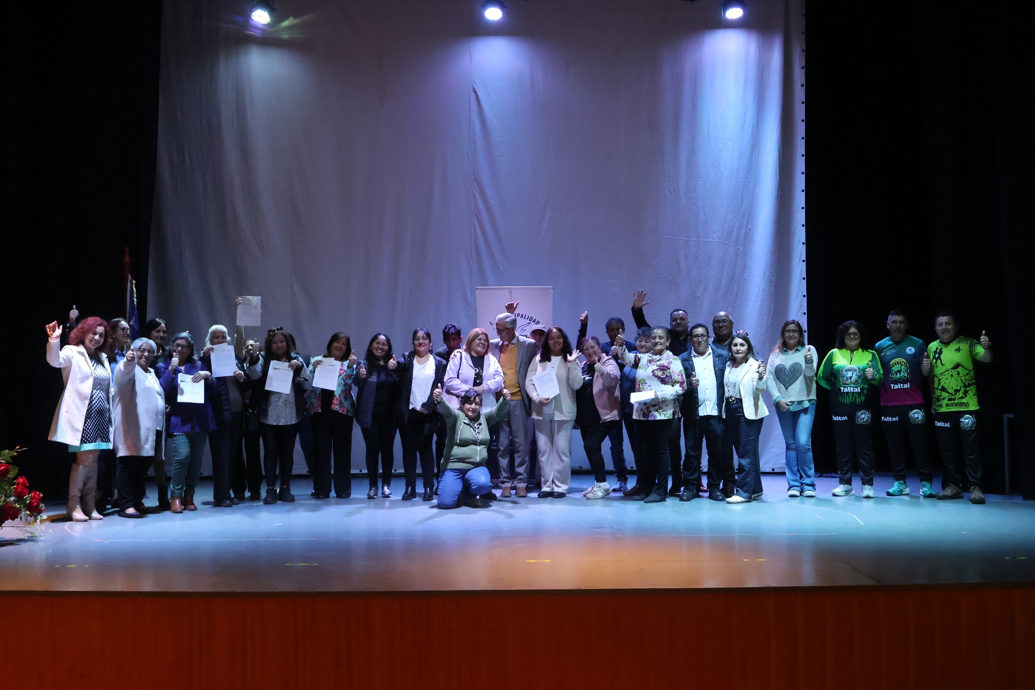 Fotografía grupal final de autoridades y organizaciones beneficiadas con subvenciones municipales 2025 en Taltal.