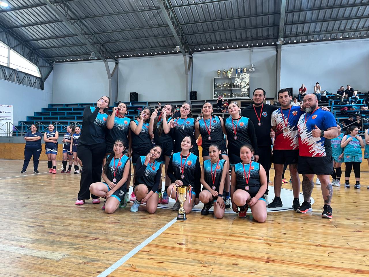 Vecinos y niños observan a los perritos en adopción junto al equipo de la Oficina de Bienestar Animal durante la jornada en la Plaza Prat de Taltal.
