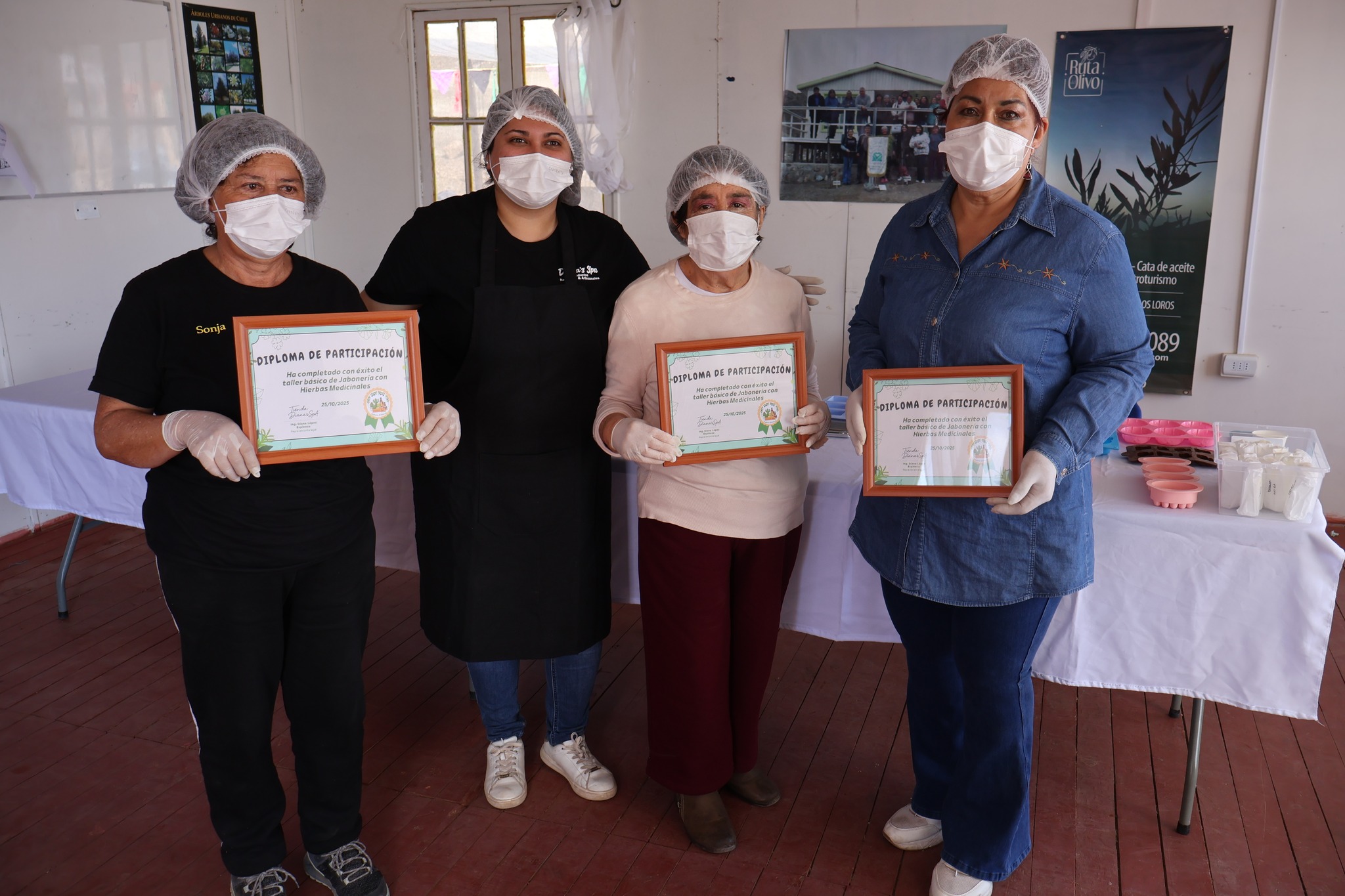 Mujeres participantes reciben diplomas tras finalizar el taller de hierbas y elaboración de aceites naturales en Los Loros.