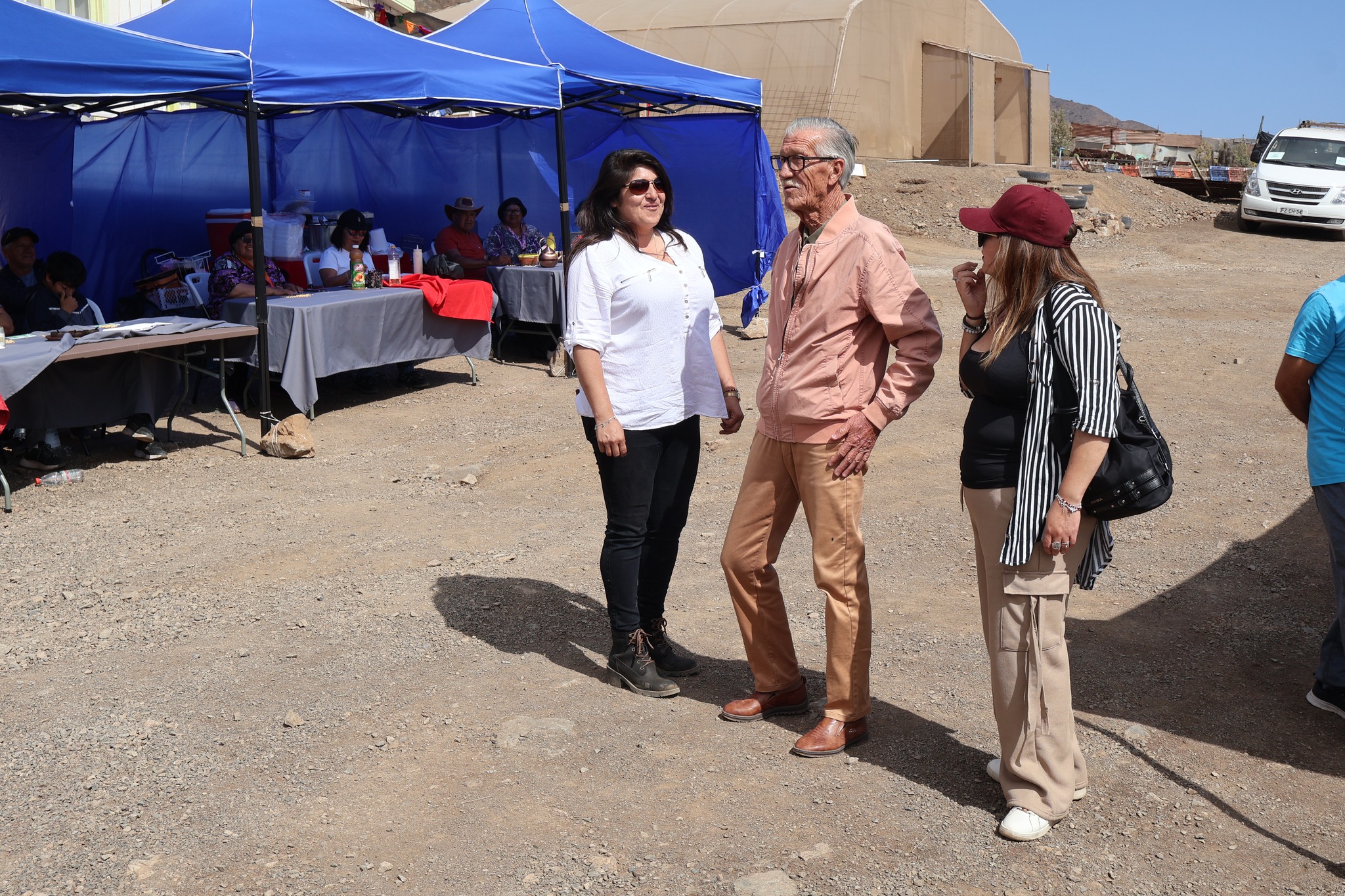 Alcalde Mario Acuña y concejala Leslie Chacc recorren los stands de la feria costumbrista en Taltal.