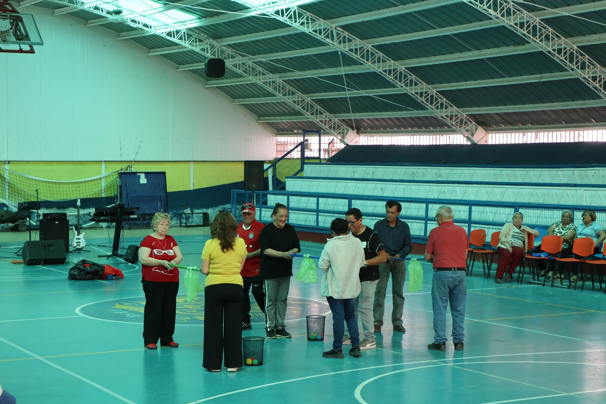 Equipos de adultos mayores participan en juegos grupales organizados por la Municipalidad de Taltal.