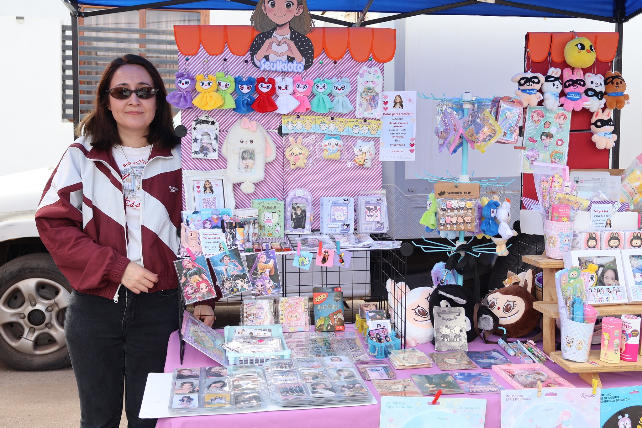 Puesto de emprendedora con artículos inspirados en personajes de anime y cultura pop en la Feria de Mujeres Emprendedoras.