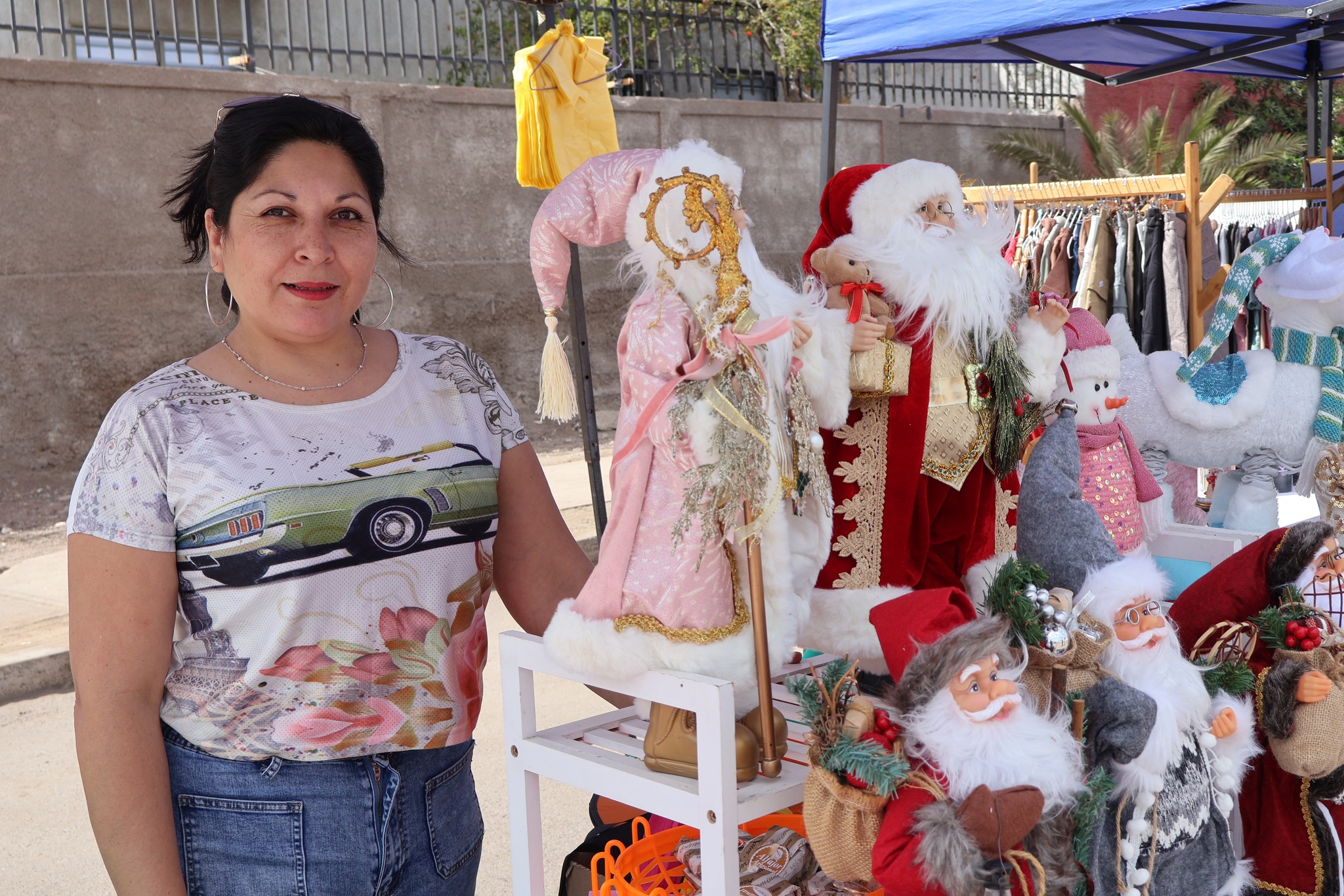 Emprendedora taltalina presenta muñecos y decoraciones navideñas hechas a mano en la Feria de Mujeres Emprendedoras 2025.