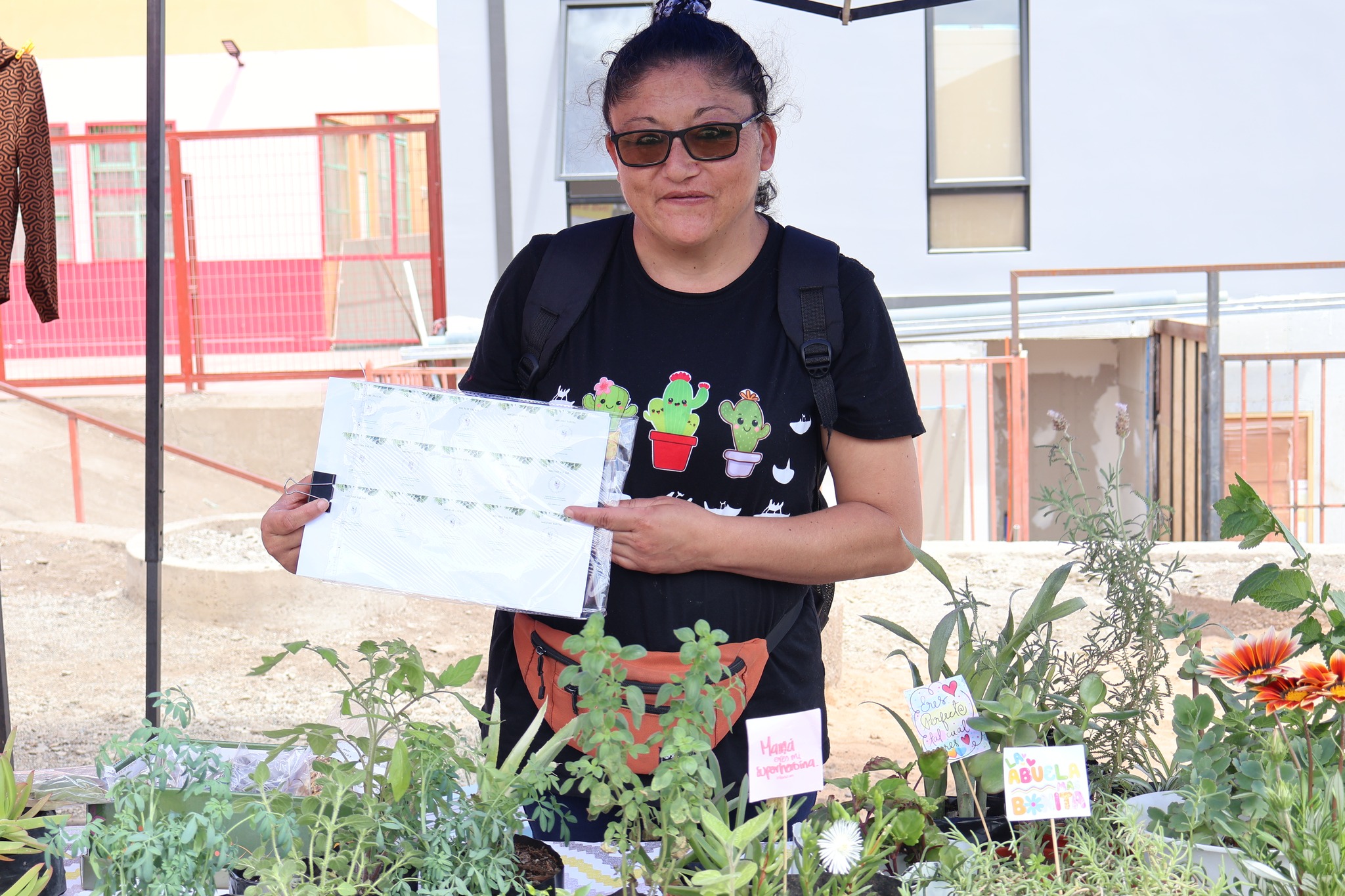 Emprendedora taltalina presenta su stand con plantas medicinales y suculentas en la Feria de Mujeres Emprendedoras 2025.
