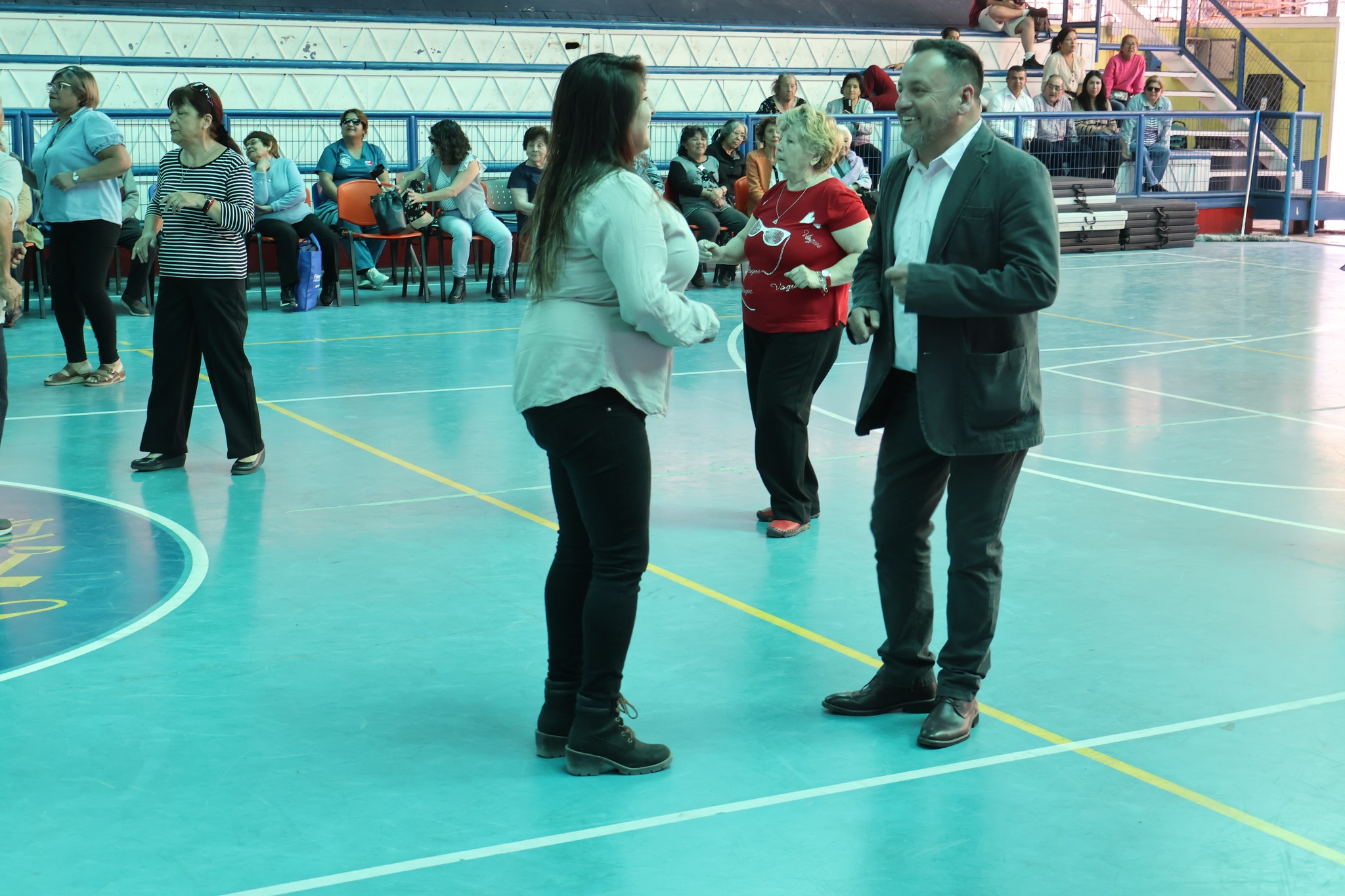Concejales disfrutan bailando en la jornada de cierre del Mes del Adulto Mayor 2025 en Taltal.