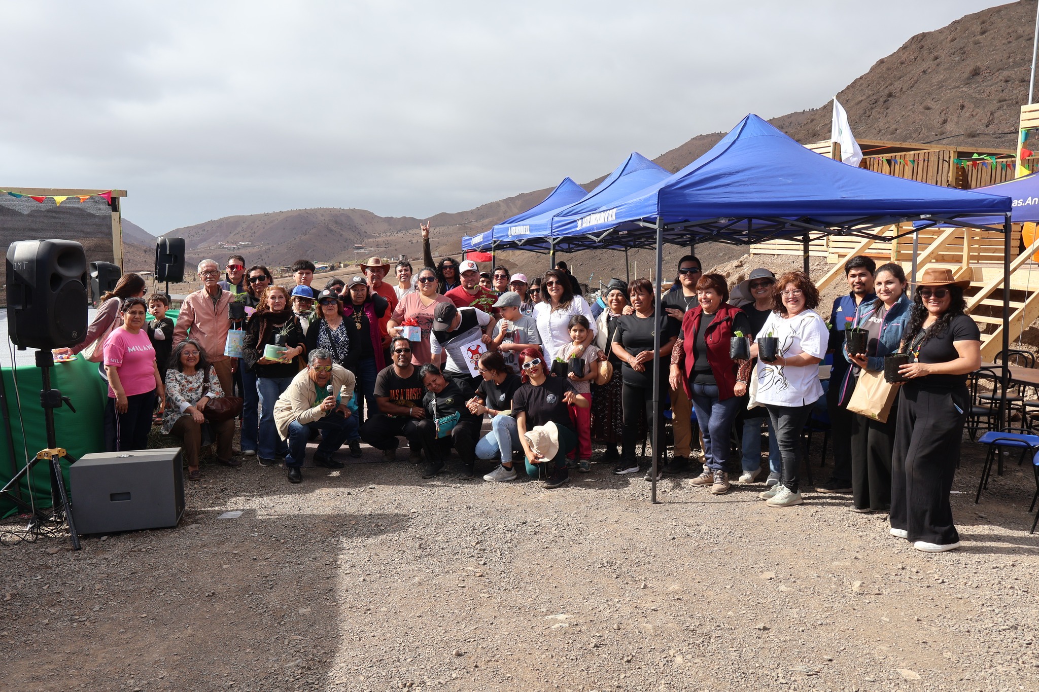 571197065_1236520278508714_2442489087986983546_n Vecinos y niños observan a los perritos en adopción junto al equipo de la Oficina de Bienestar Animal durante la jornada en la Plaza Prat de Taltal.