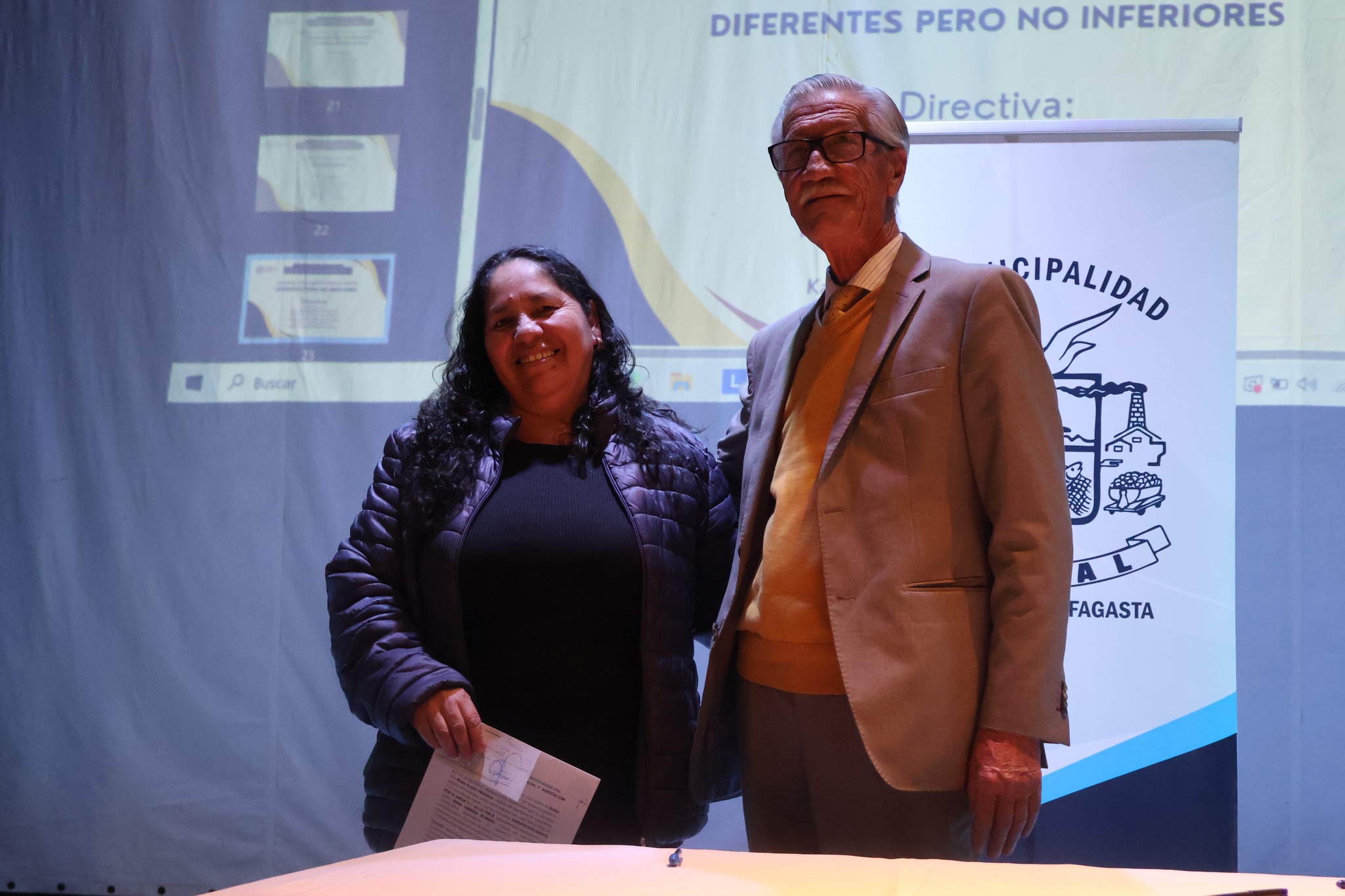 Beneficiaria de agrupación social recibe certificado de adjudicación en acto municipal de Taltal.