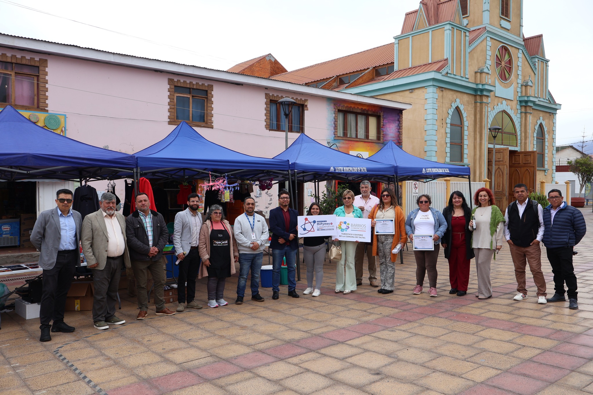 Autoridades regionales y comunales durante la ceremonia de la Semana de las MiPymes y Cooperativas 2025 en la Plaza Prat de Taltal.