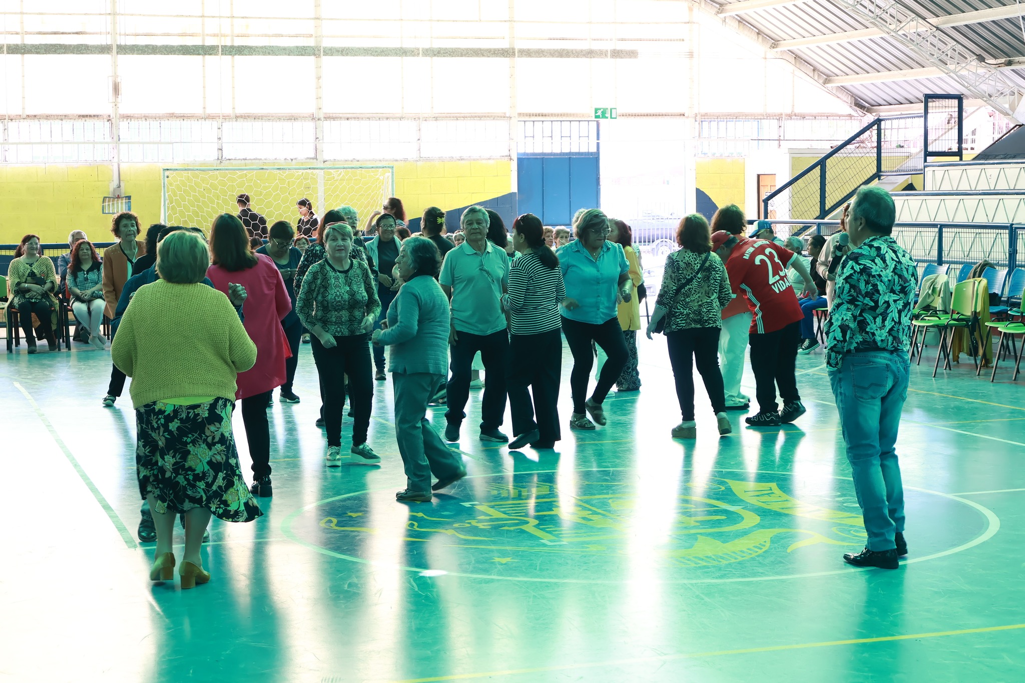 Adultos mayores de Taltal bailan y disfrutan al ritmo de la música durante la jornada comunal del Mes del Adulto Mayor 2025.