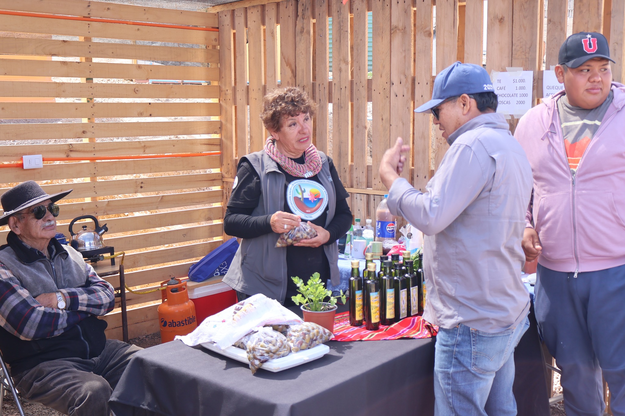 Expositores presentan aceite de oliva, aceitunas y productos tradicionales durante la feria costumbrista en Los Loros.