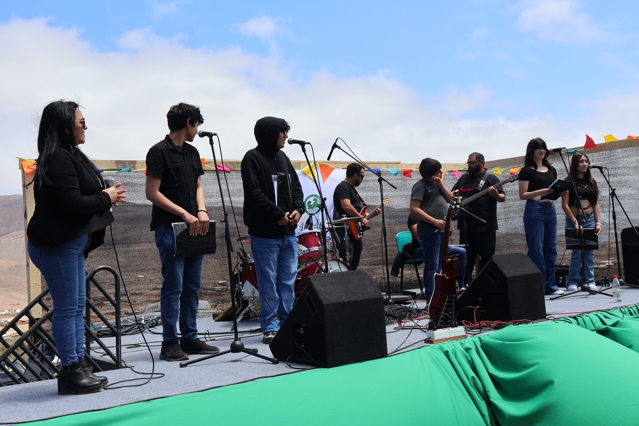 Banda juvenil interpreta música en vivo durante la jornada cultural en la comunidad agrícola Los Loros.