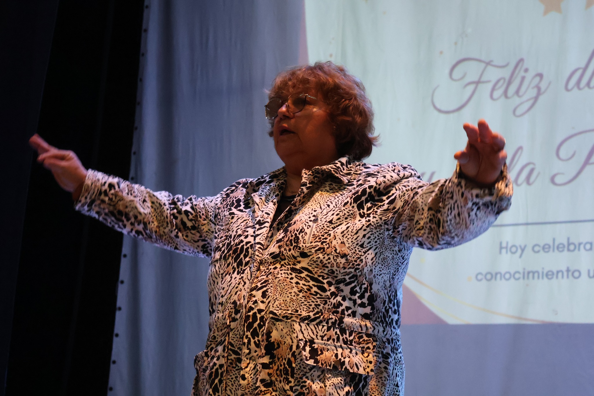 Dirección de la entonación del himno nacional por la profesora Ariana Pérez durante la ceremonia comunal del Día del Profesor y la Profesora 2025 en Taltal.