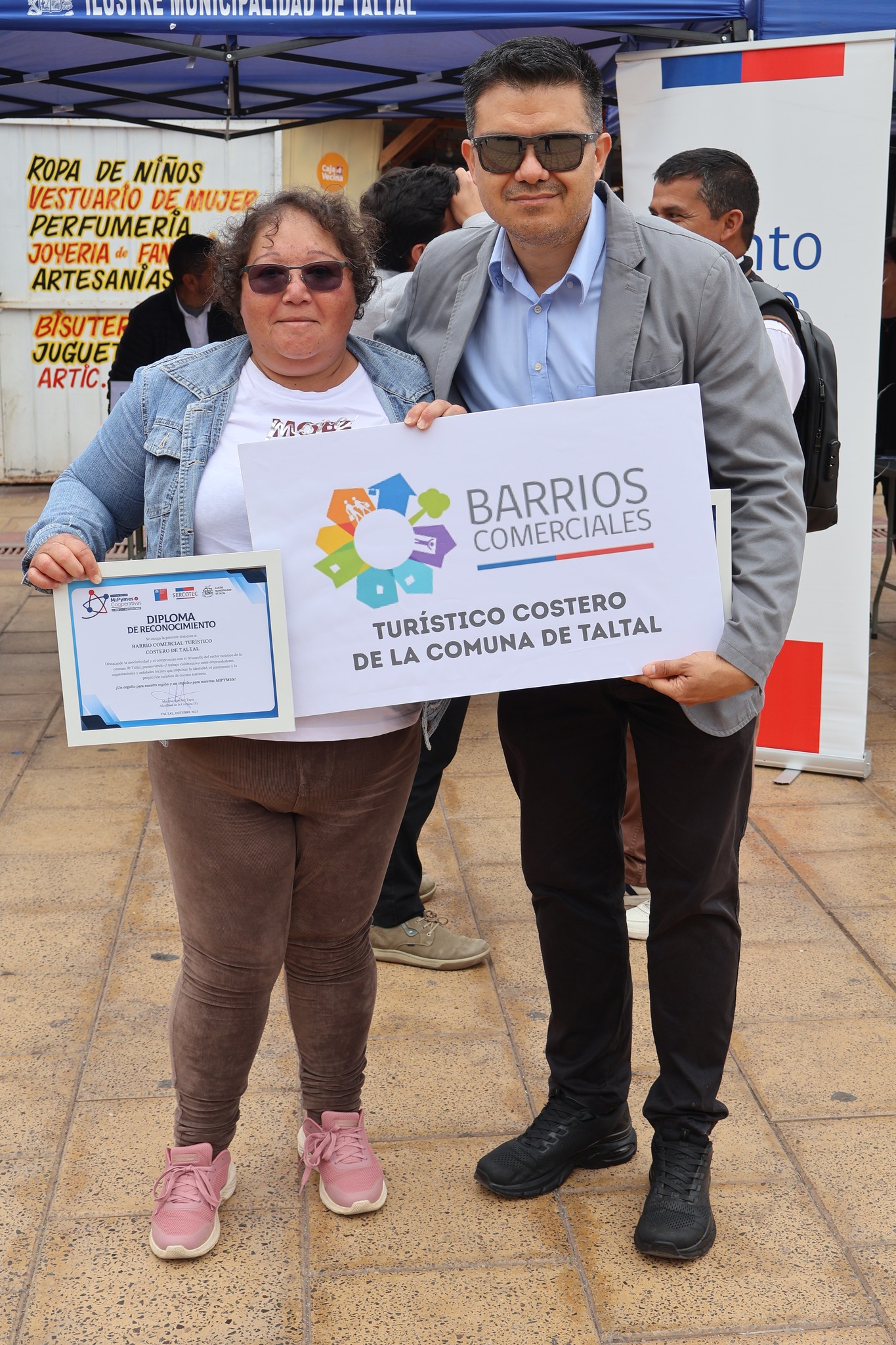 Representante del Barrio Comercial Turístico Costero de Taltal reciben reconocimiento por su aporte al desarrollo económico local.