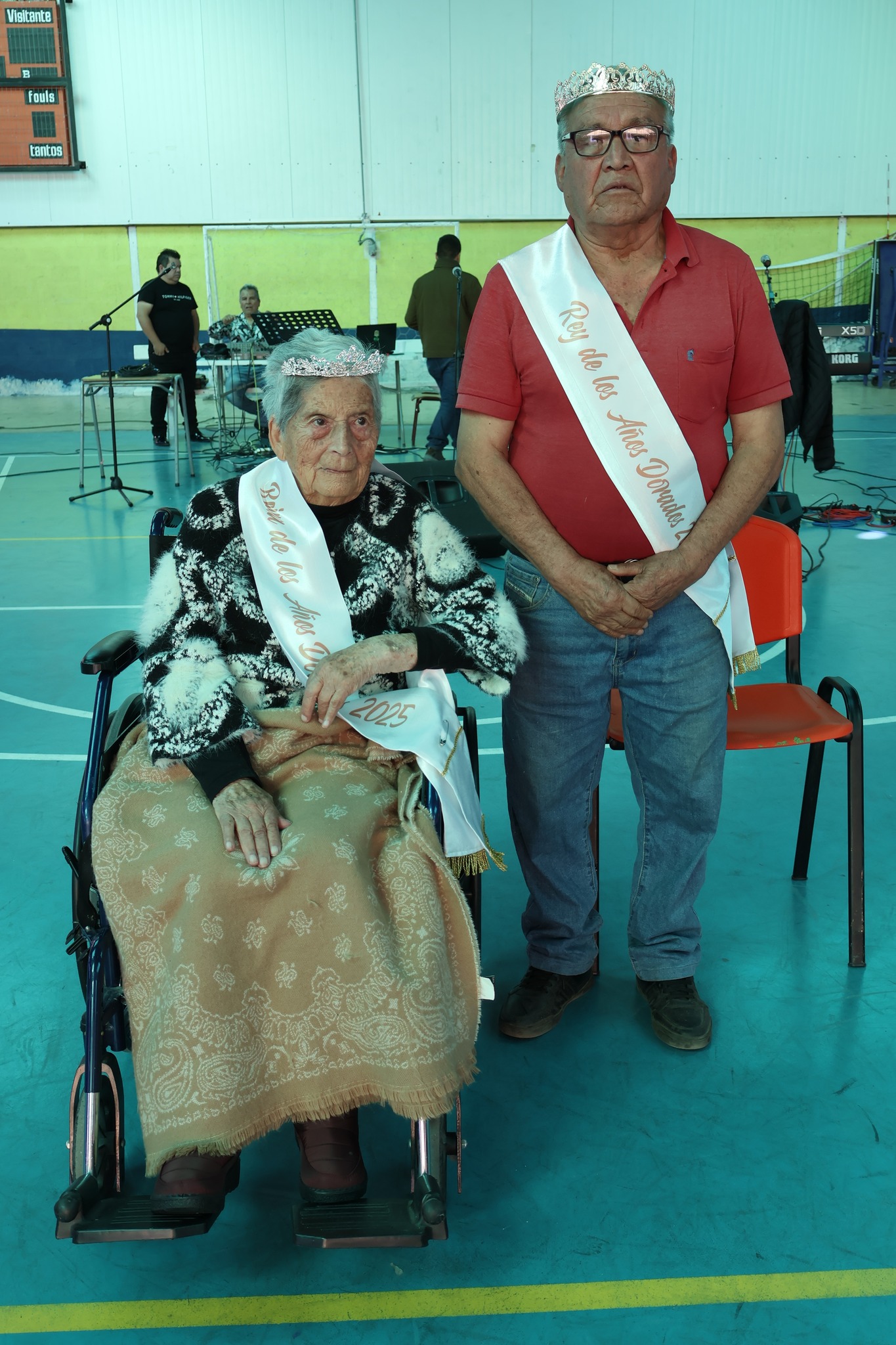 Adultos mayores coronados como Rey y Reina del Adulto Mayor 2025 en Taltal.