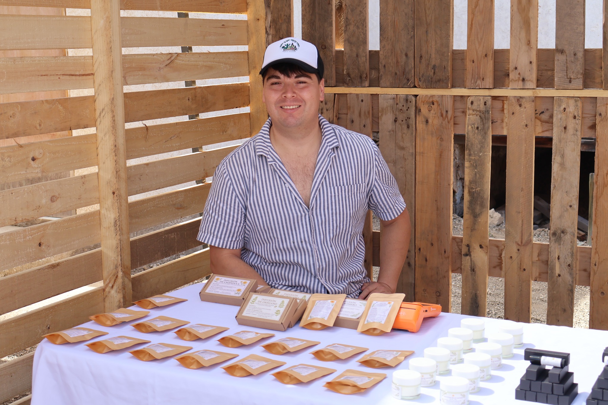 Joven emprendedor de la Comunidad Agrícola Los Loros presenta su línea de condimentos naturales y productos sustentables.