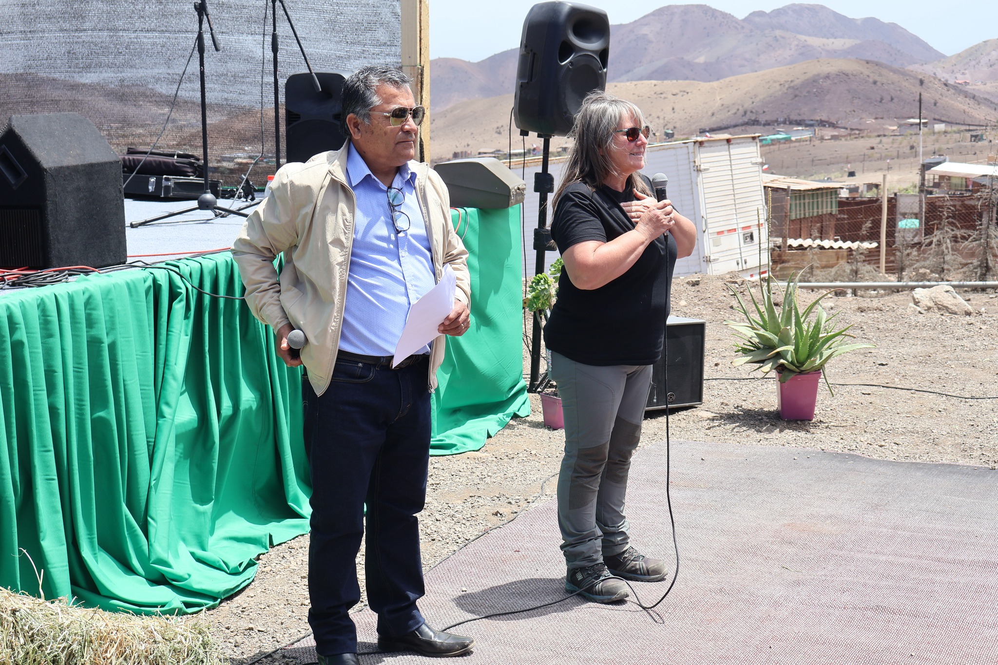Representantes de la Comunidad Agrícola Los Loros dan la bienvenida durante la inauguración de la feria costumbrista en Taltal.