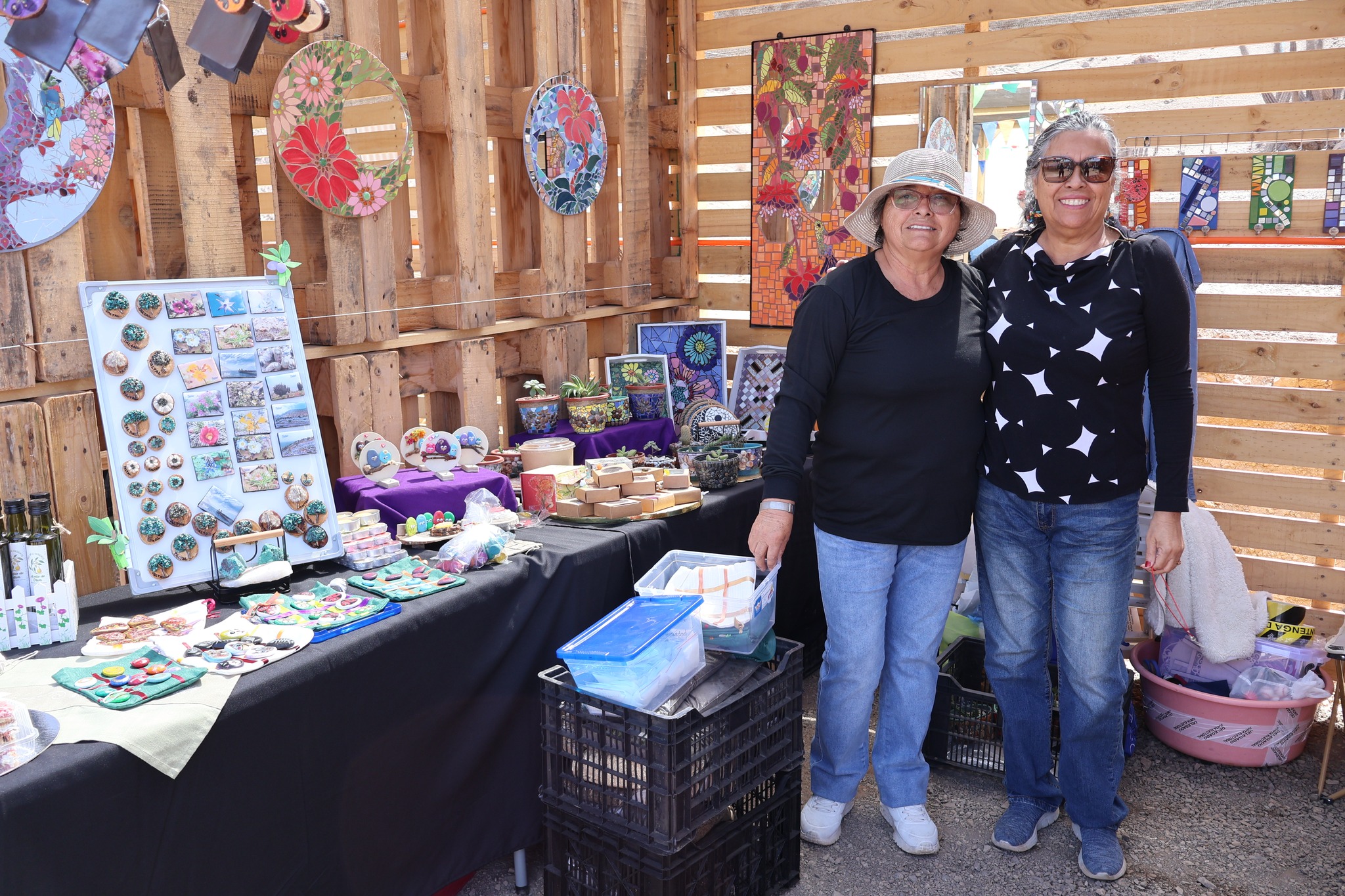 Artesanas taltalinas exhiben coloridos trabajos en mosaico y productos decorativos hechos a mano en Los Loros.