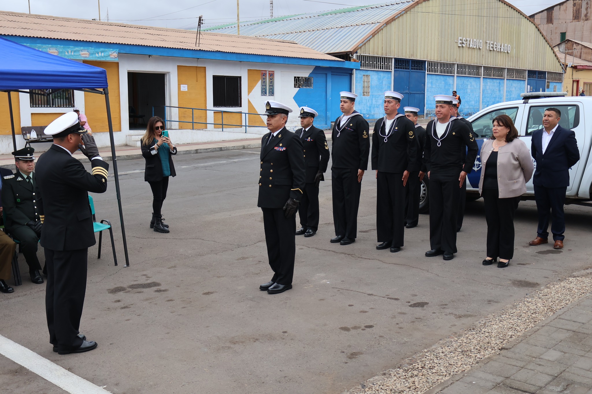 Panorámica de la ceremonia de cambio de mando en la Capitanía de Puerto de Taltal, con la dotación y las autoridades presentes.
