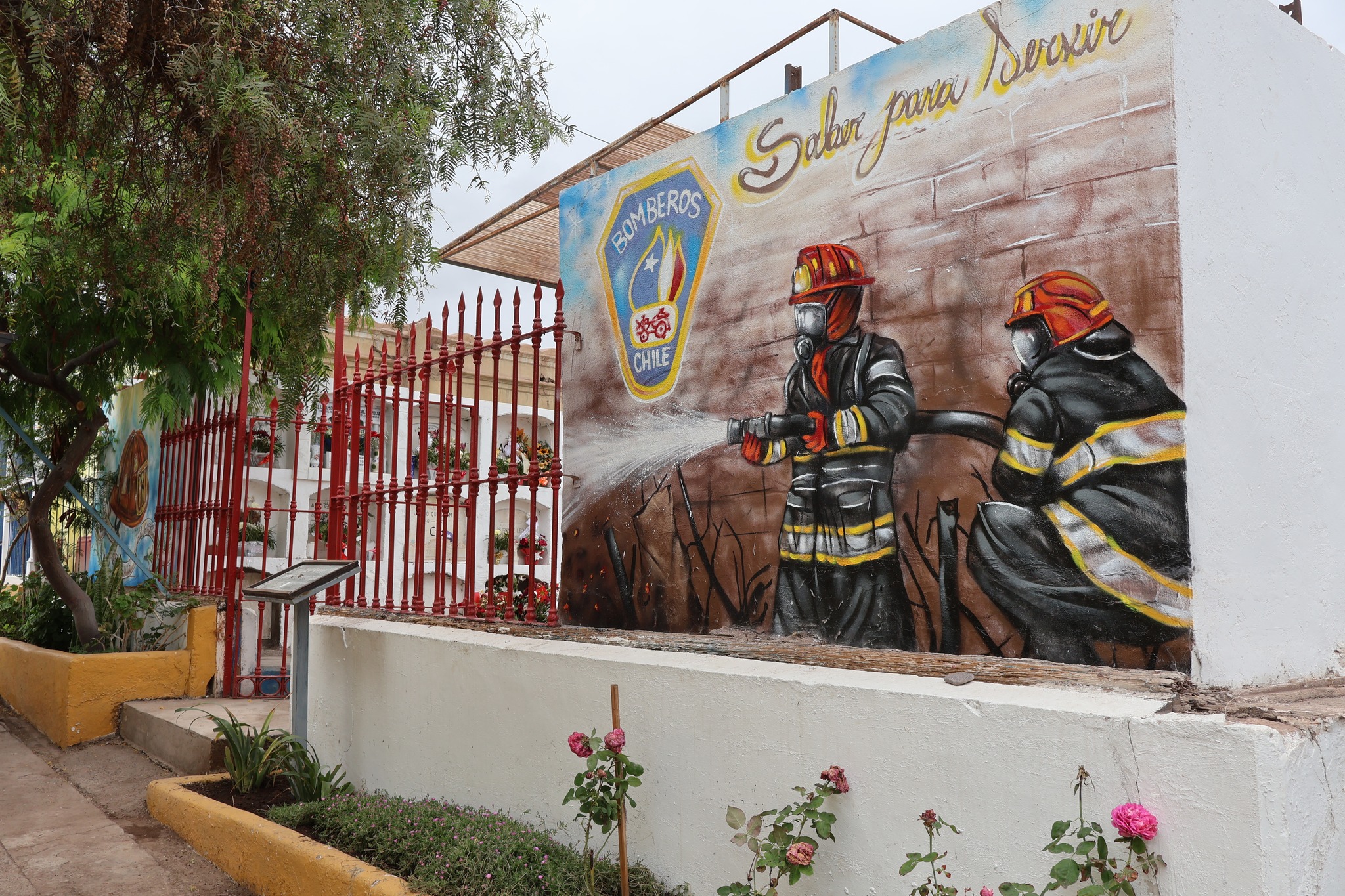 Mural en homenaje a los Bomberos de Chile dentro del Cementerio Municipal de Taltal, obra que forma parte del patrimonio local.