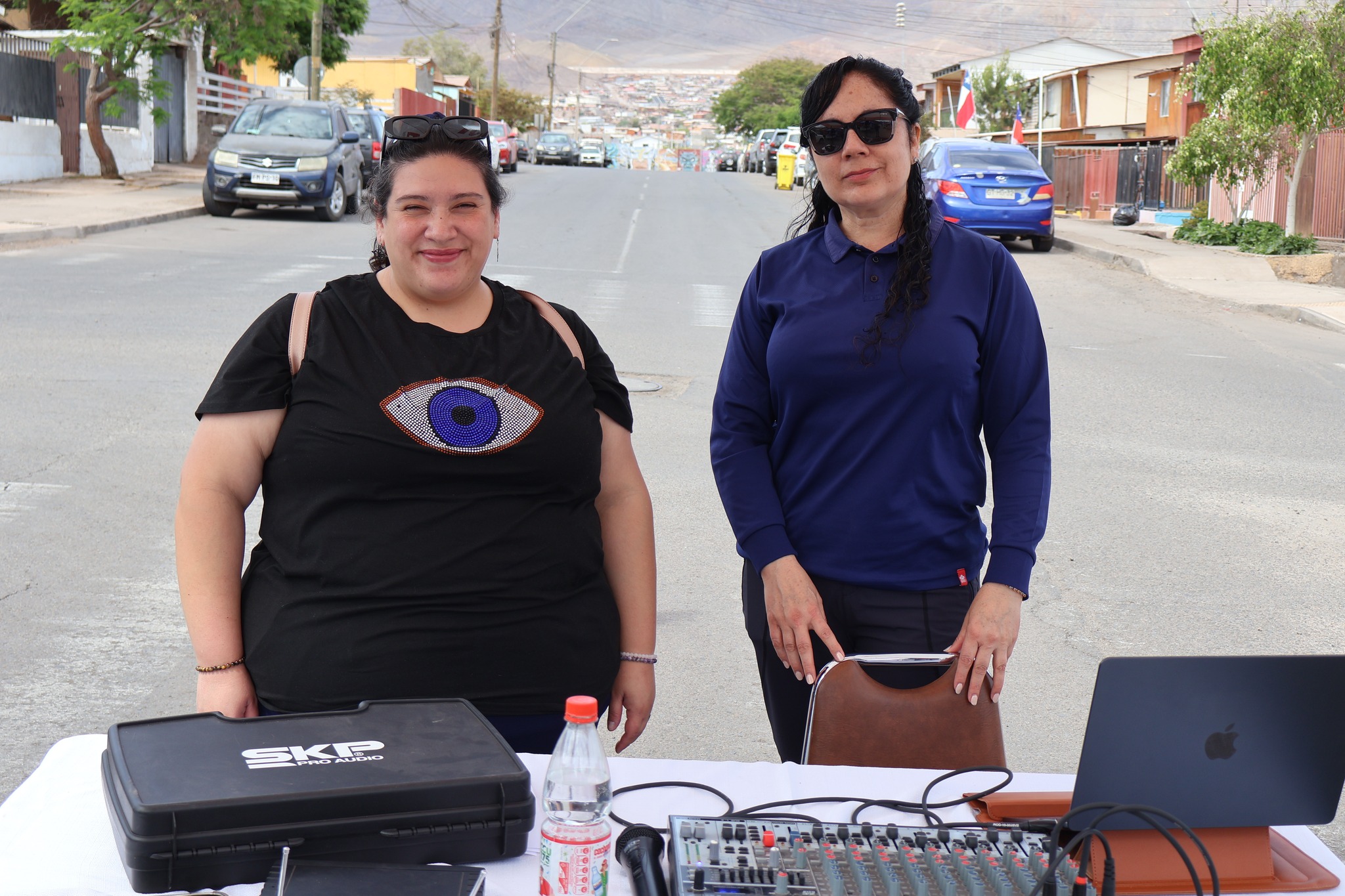 Organizadoras y equipo técnico de la Feria de Mujeres Emprendedoras 2025 en plena jornada en calle Riquelme.