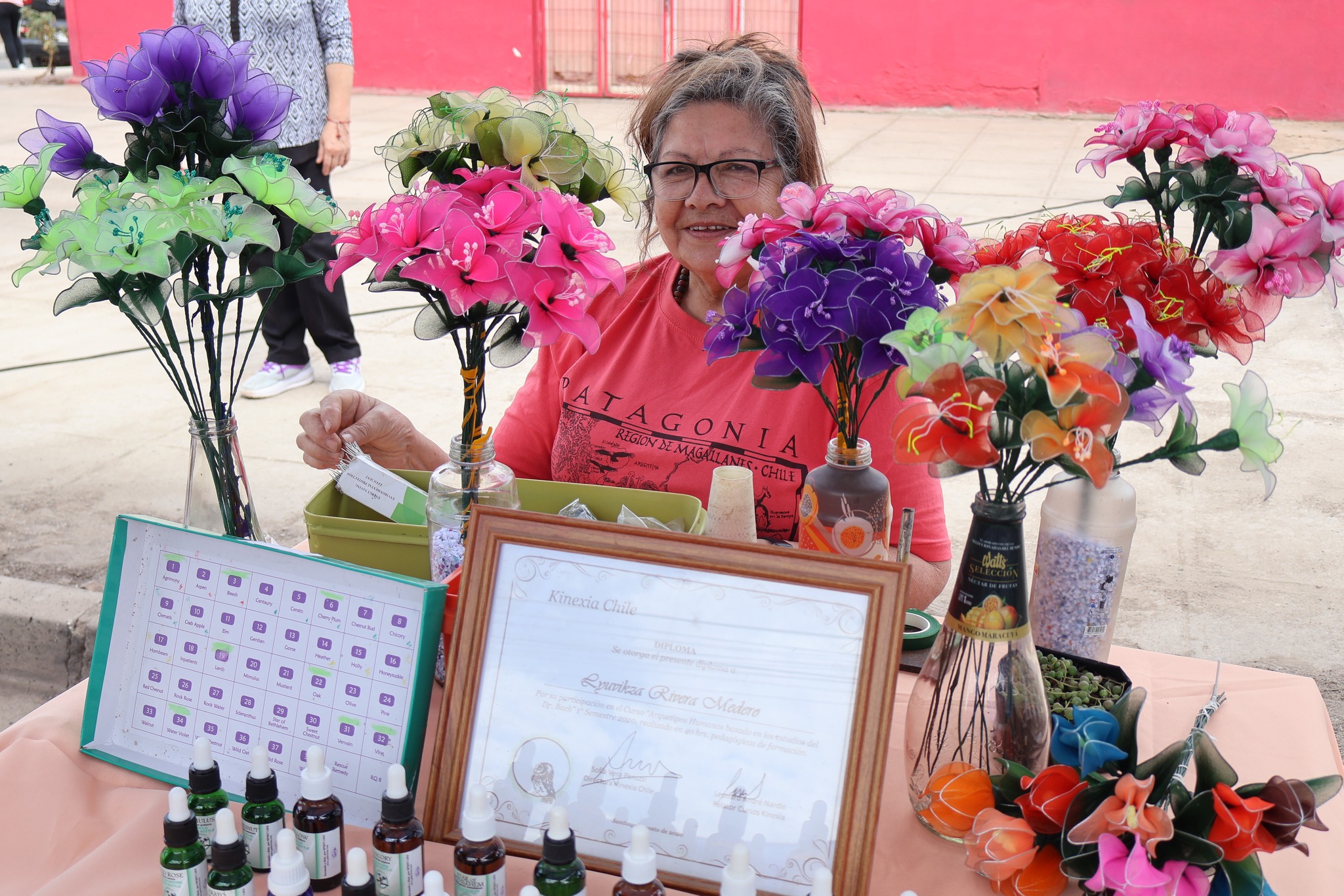 Emprendedora taltalina exhibe productos naturales y esencias florales en su stand durante la feria comunal.