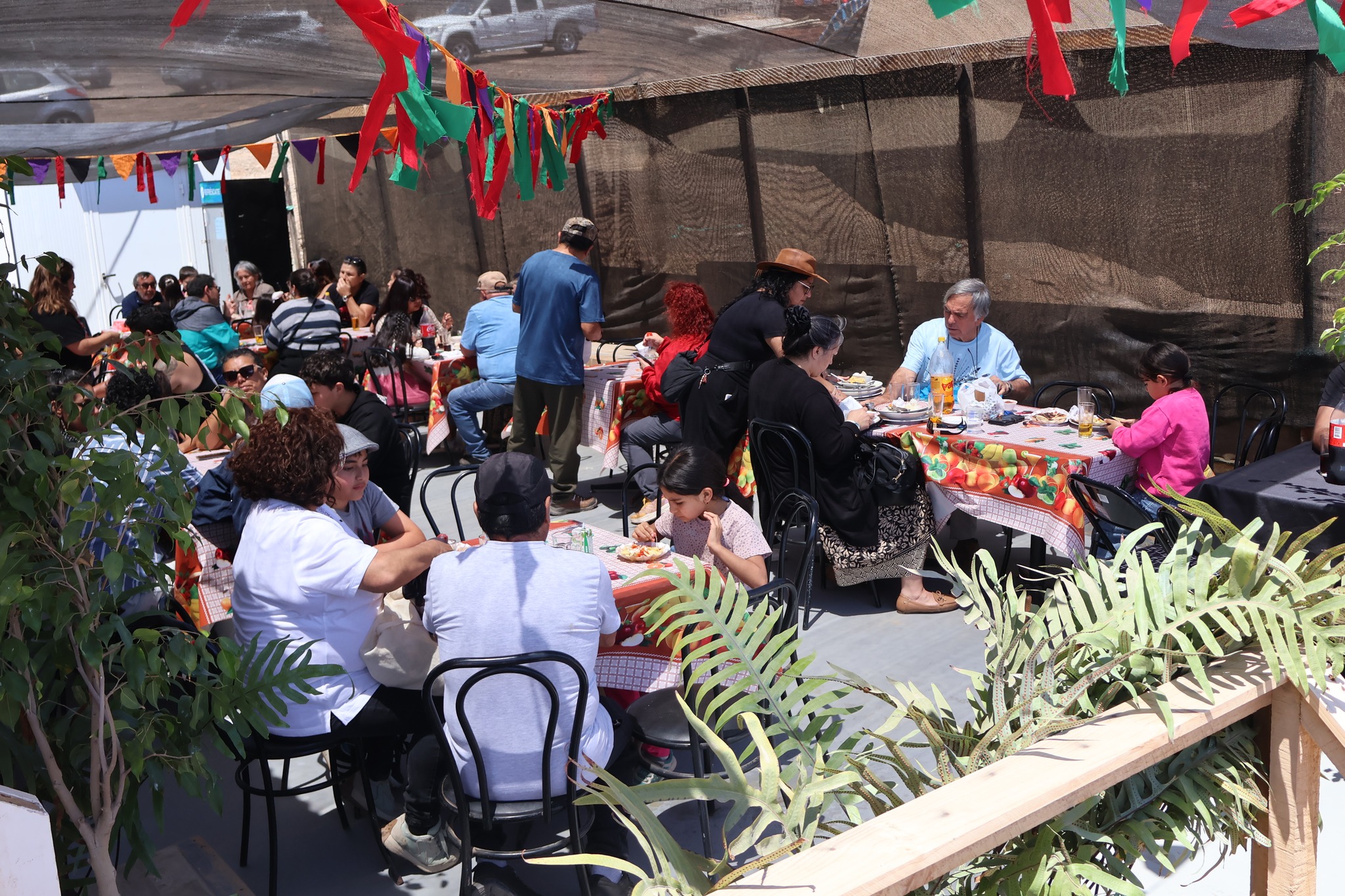 Familias y visitantes disfrutan de un almuerzo tradicional en el cierre de la feria costumbrista de Los Loros.