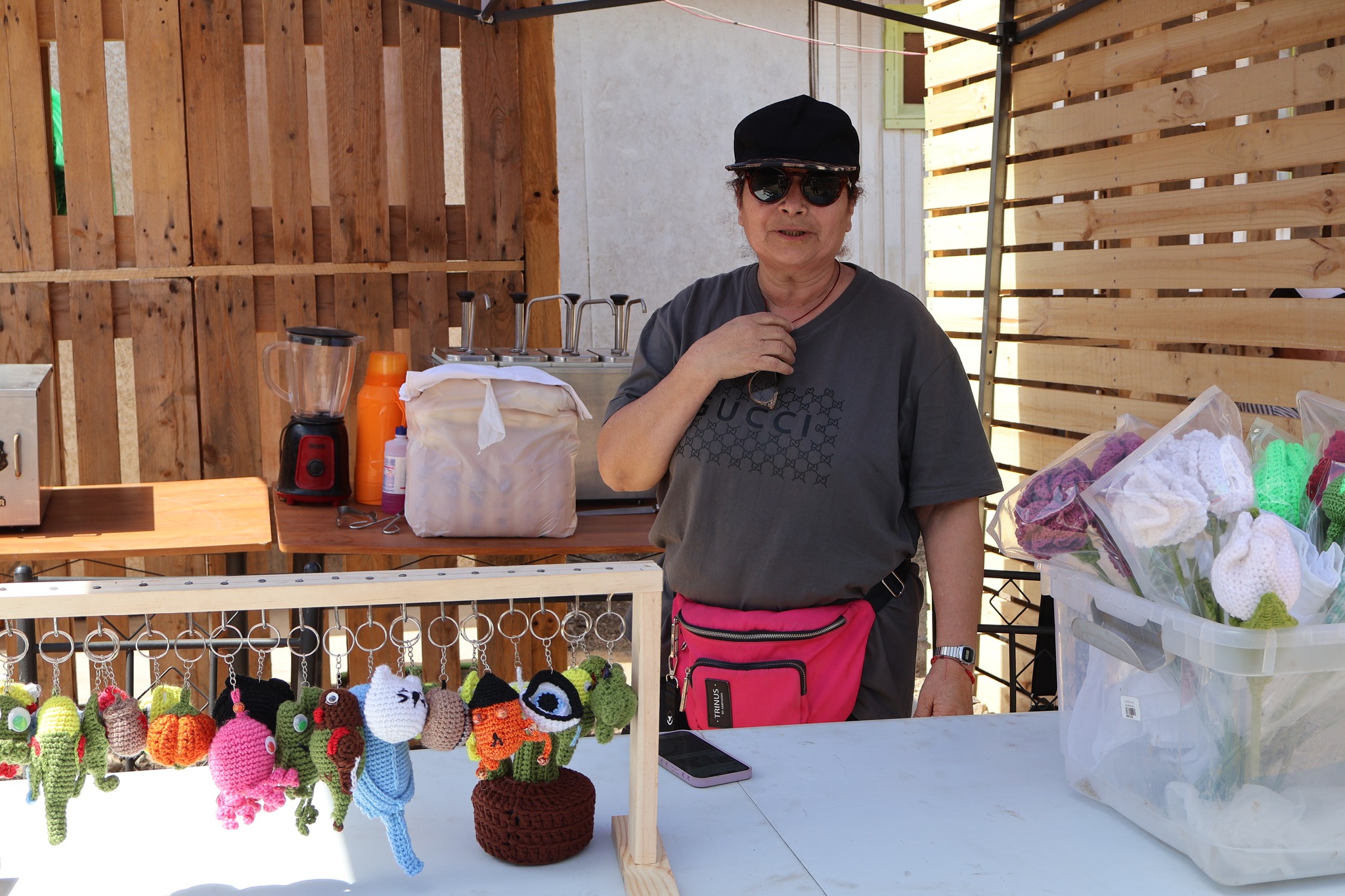 Emprendedora ofrece llaveros y flores tejidas a crochet en su stand de la feria costumbrista de Los Loros.