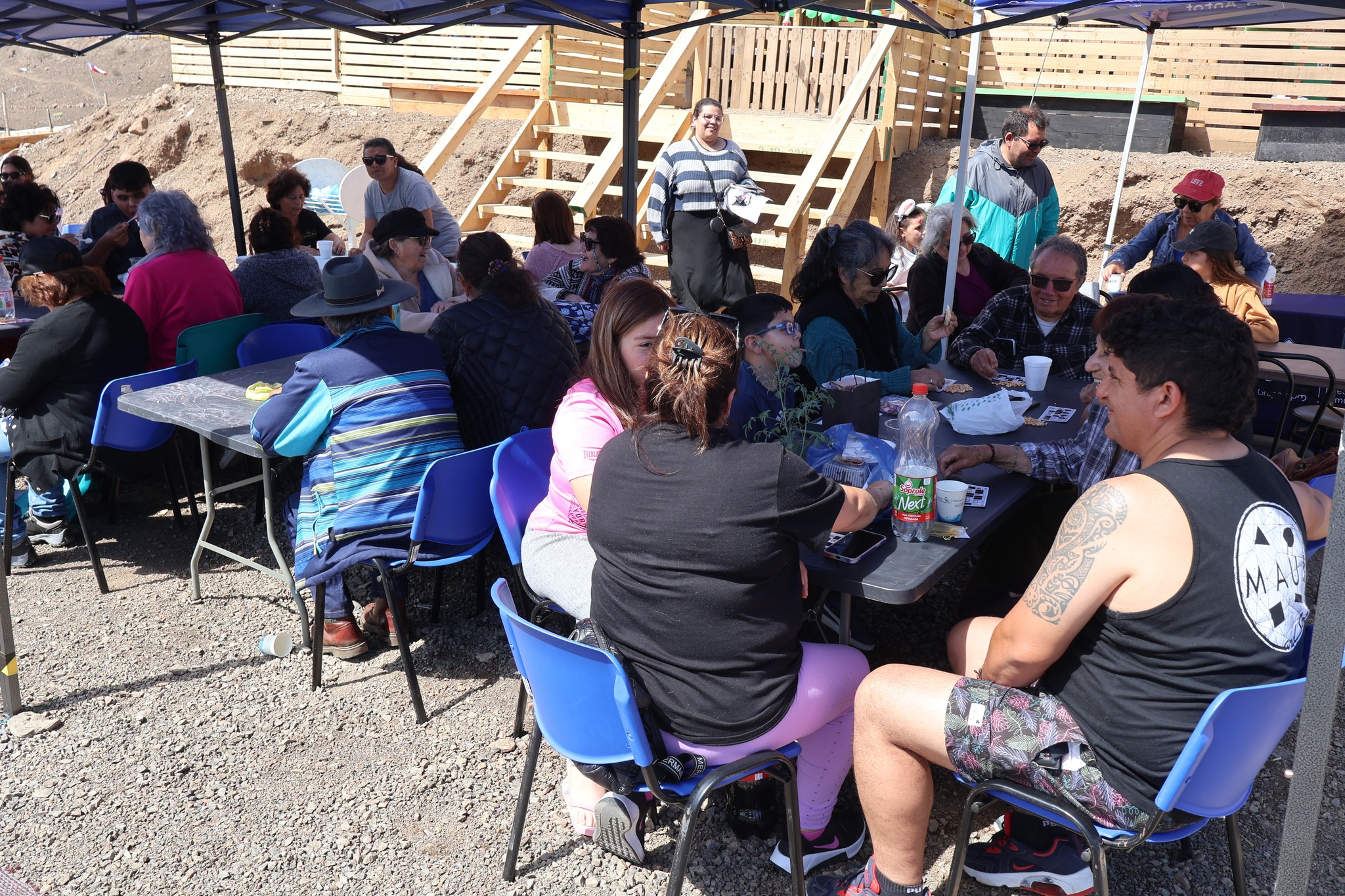 Vecinos y vecinas de la Comunidad Agrícola Los Loros comparten en la feria costumbrista realizada en el recinto local.