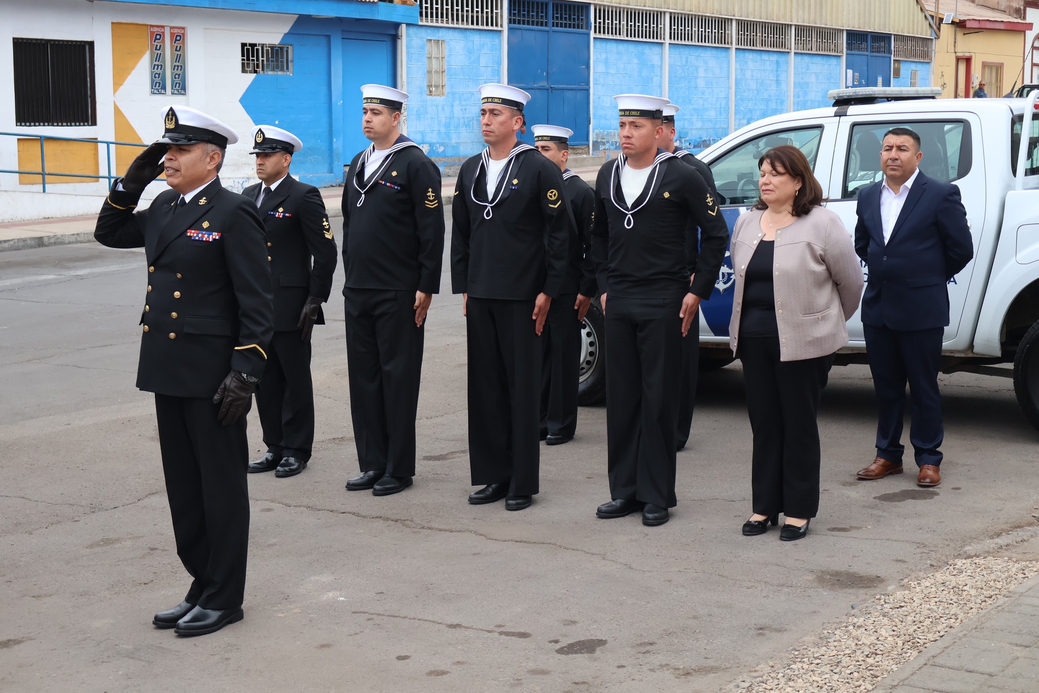 Dotación de la Capitanía de Puerto de Taltal forma frente a la autoridad marítima durante la ceremonia de cambio de mando.