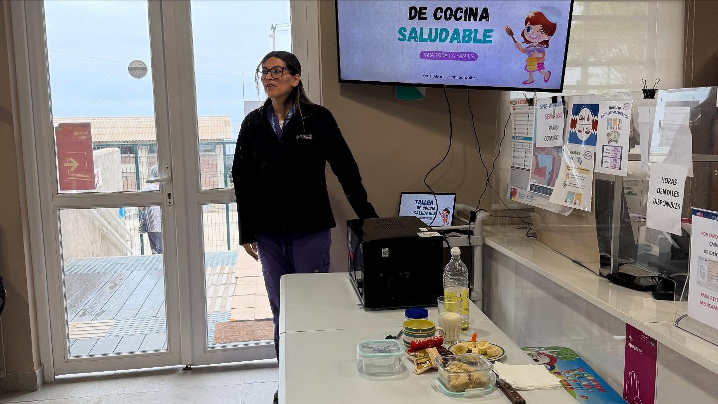 Nutricionista Yeriel Álvarez lidera taller de cocina saludable en la Posta de Salud Rural de Paposo.