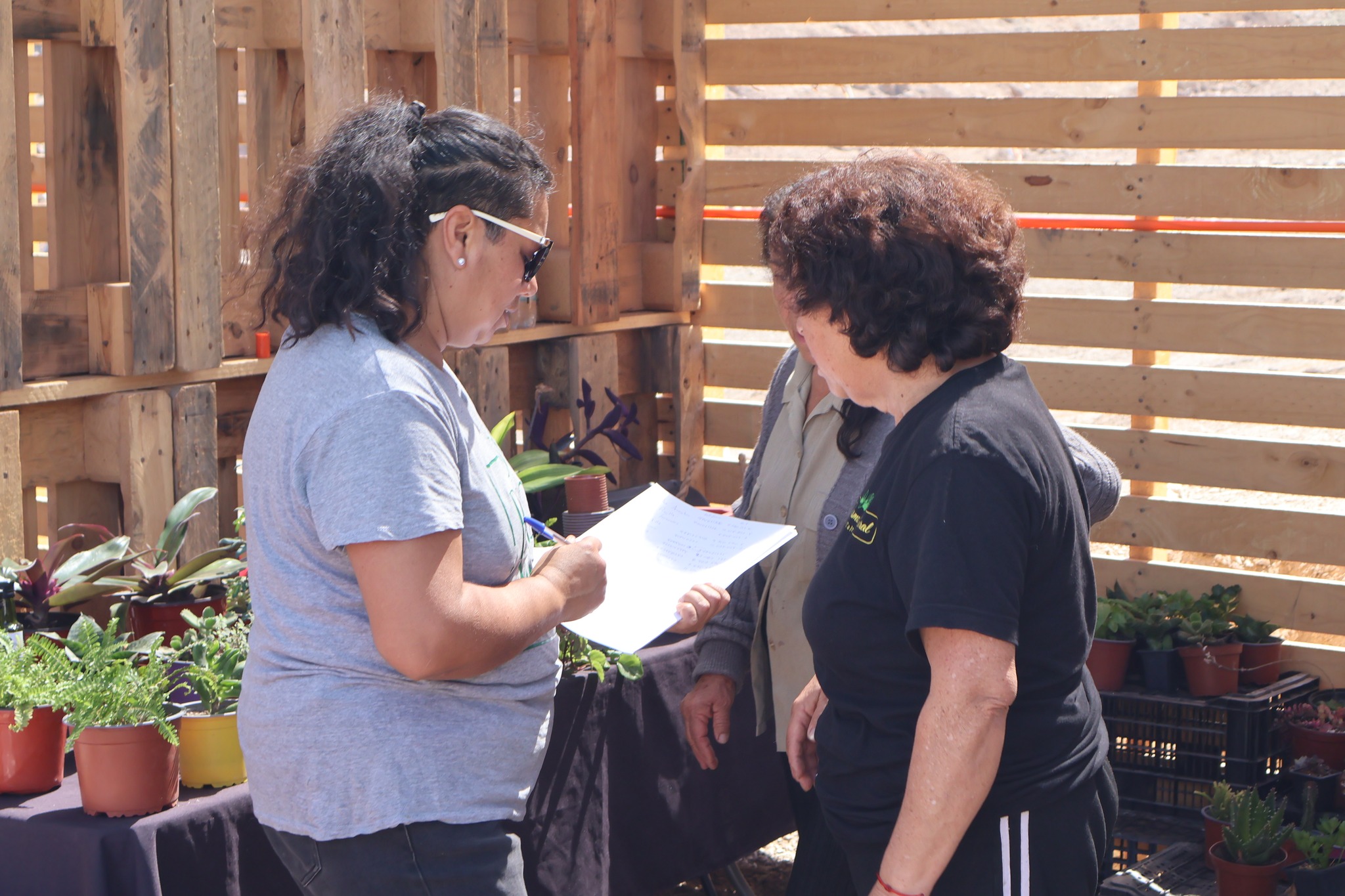 Integrantes de la comunidad agrícola coordinan las actividades y lista de participación en la feria de Los Loros.