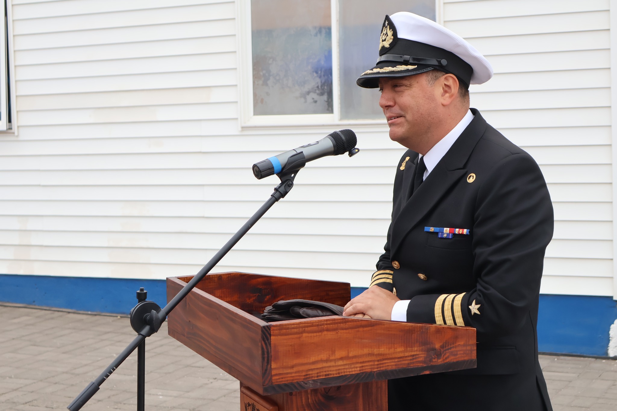 El Sargento 1° Litoral Hugo Veloz Orrego, nuevo Capitán de Puerto suplente, dirige sus primeras palabras tras asumir el mando en la Capitanía de Puerto de Taltal.