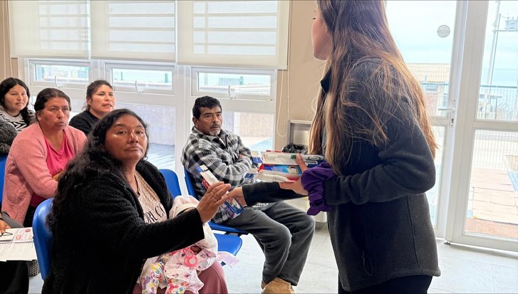 Profesional de salud entrega kits de higiene oral a vecinas de Paposo durante taller de salud bucal.